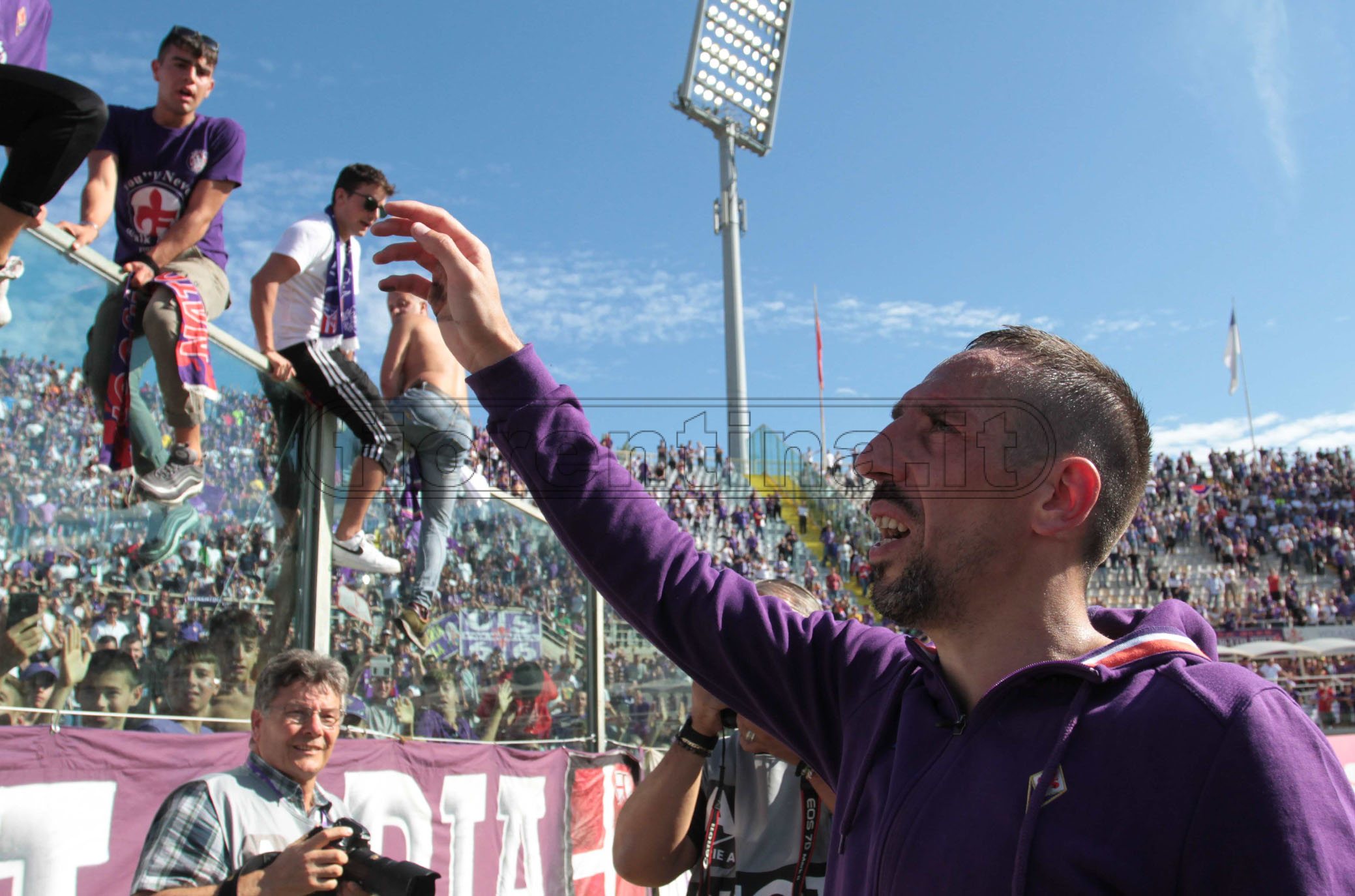 Ribery fa controtendenza. Dopo i cori ‘solo per la maglia’ riecco quelli per i singoli