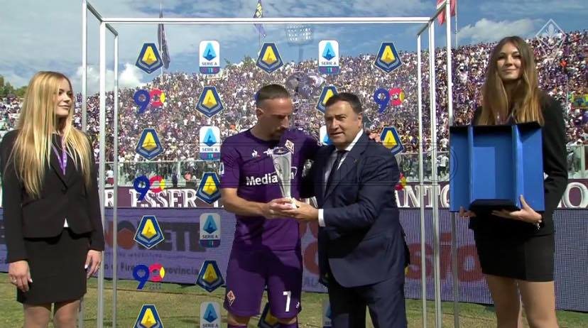 Barone consegna a Franck Ribery il premio di MVP della Serie A (VIDEO)