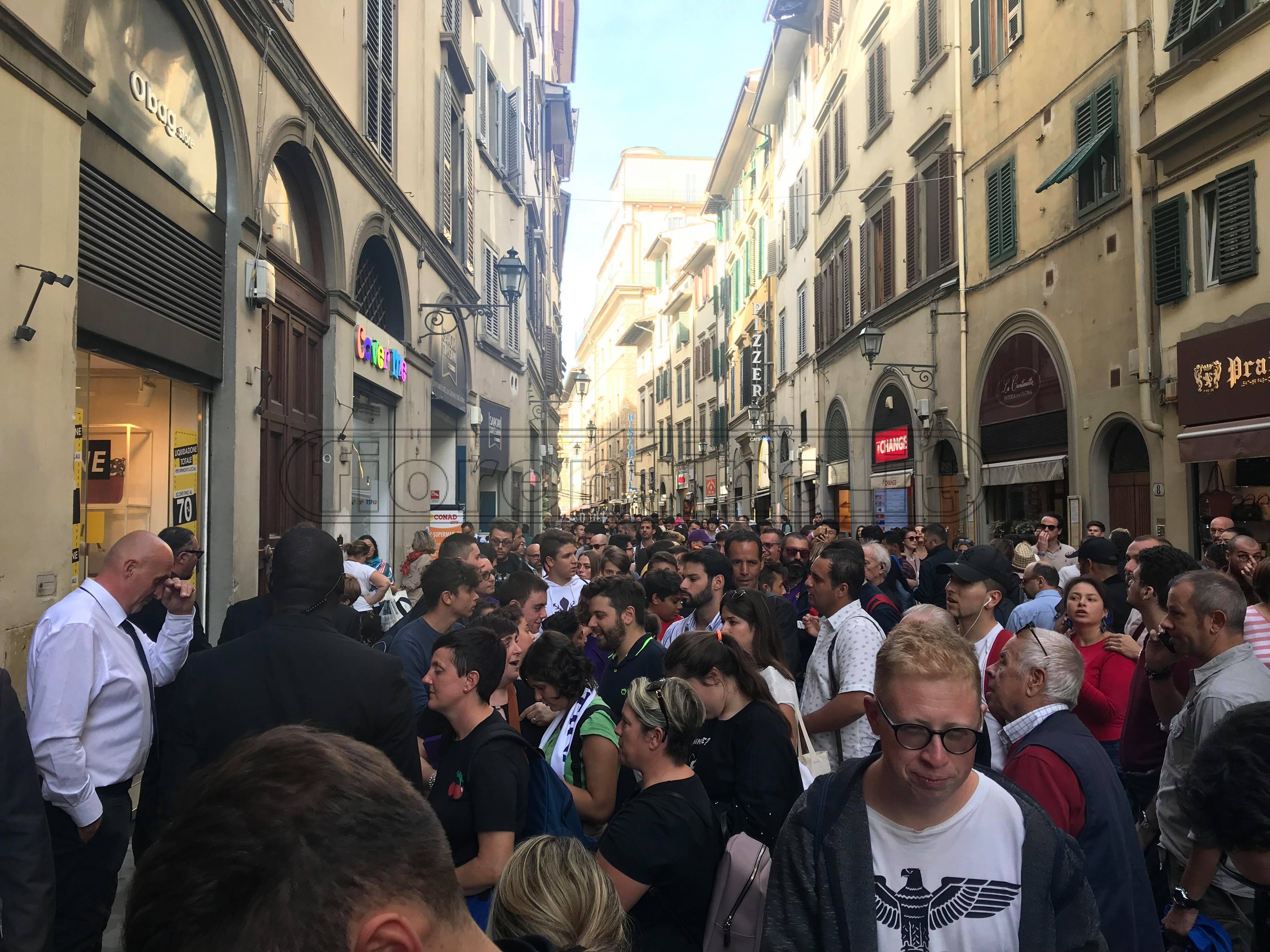 Store Duomo: tanti tifosi viola in attesa di Ribery (Foto VI.IT)