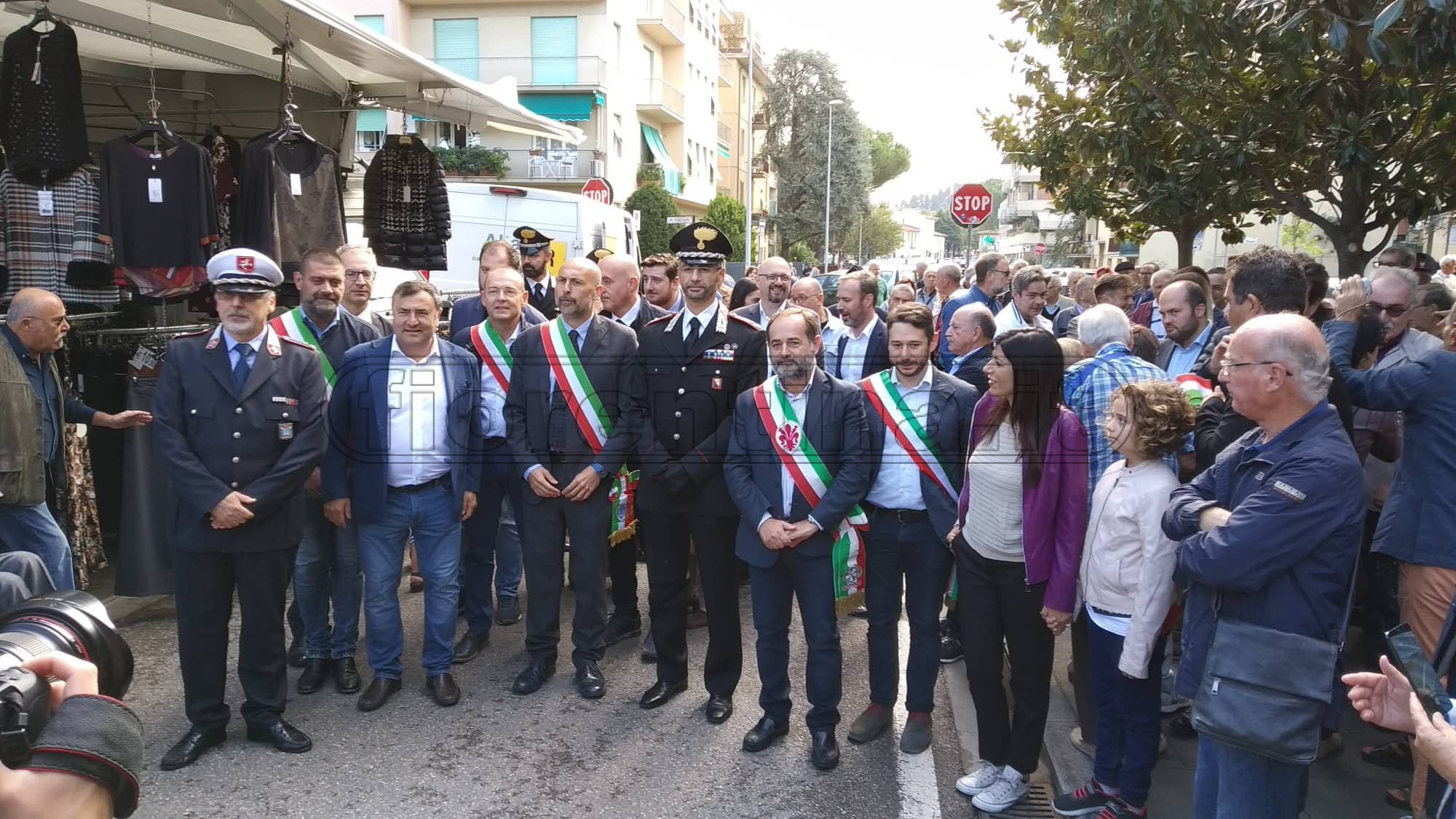 Joe Barone alla Fiera di Scandicci. Regala una maglia 'nuova' ad un bambino (FOTO)