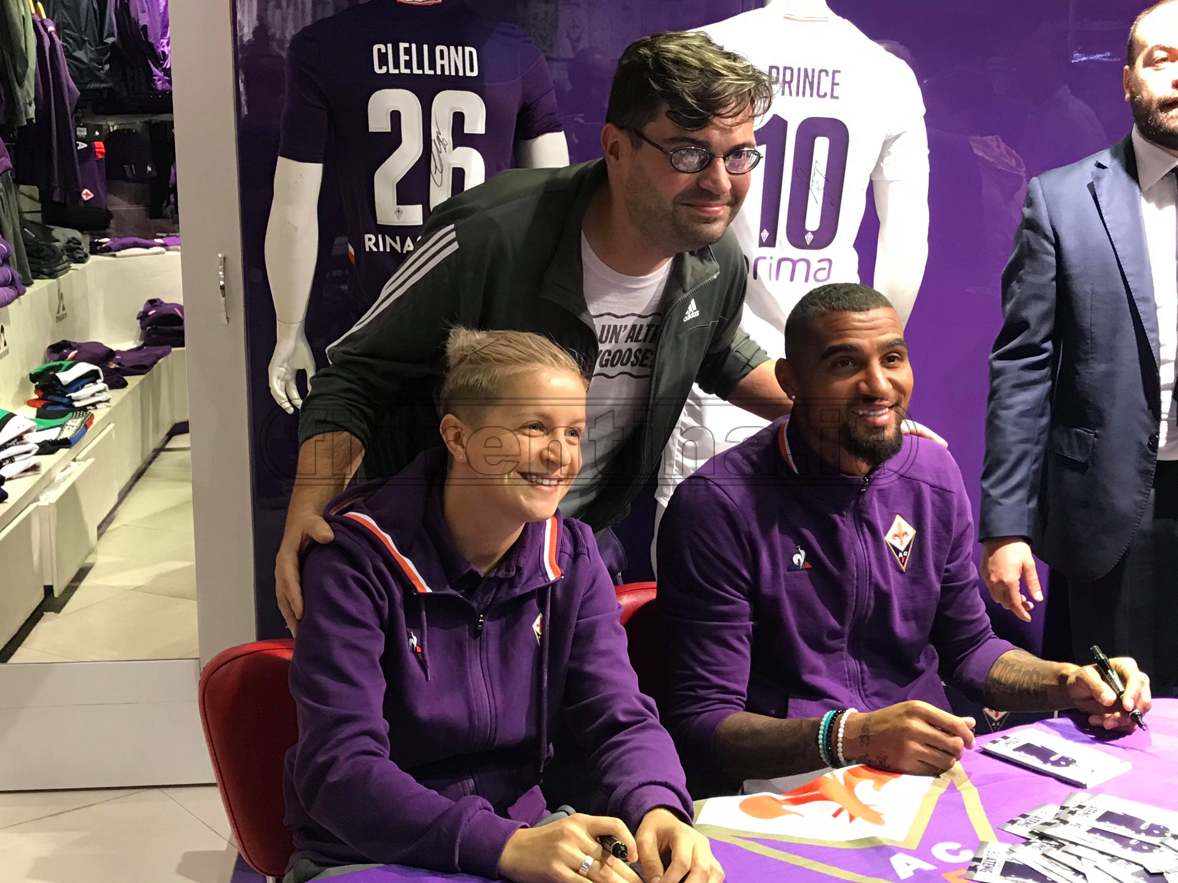 Foto e autografi coi tifosi per Boateng e Clelland al Fiorentina Store Gigli (FOTO VI.IT)