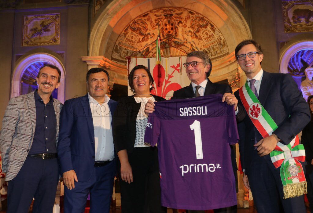 Barone consegna la maglia della Fiorentina al presidente del parlamento europeo Sassoli (VIDEO)