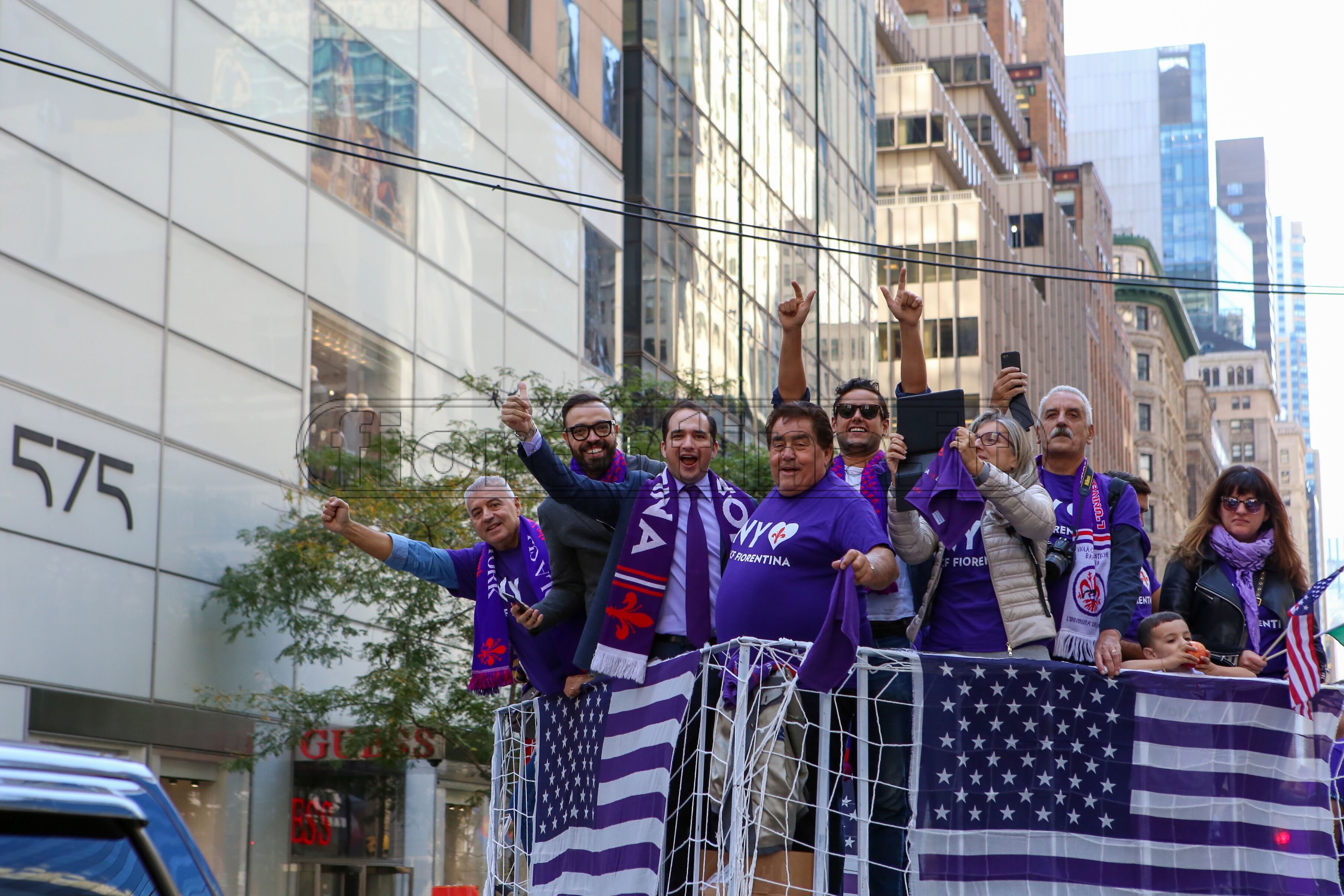 Le immagini del carro della Fiorentina a New York per la Columbus Day Parade