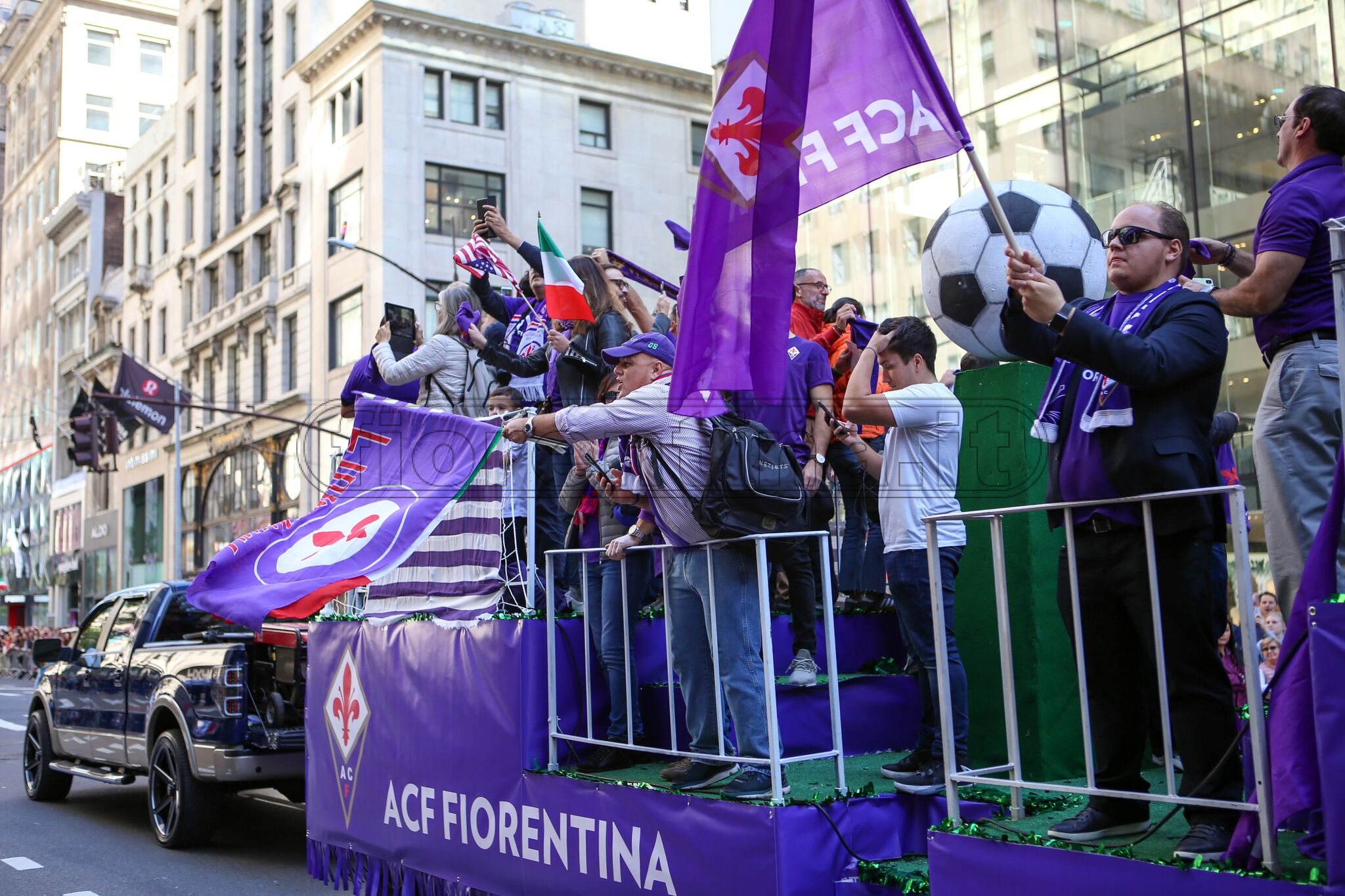 Sembra Novoli, ma è Manhattan. A NY lancio di maglie viola e la canzone di Pupo