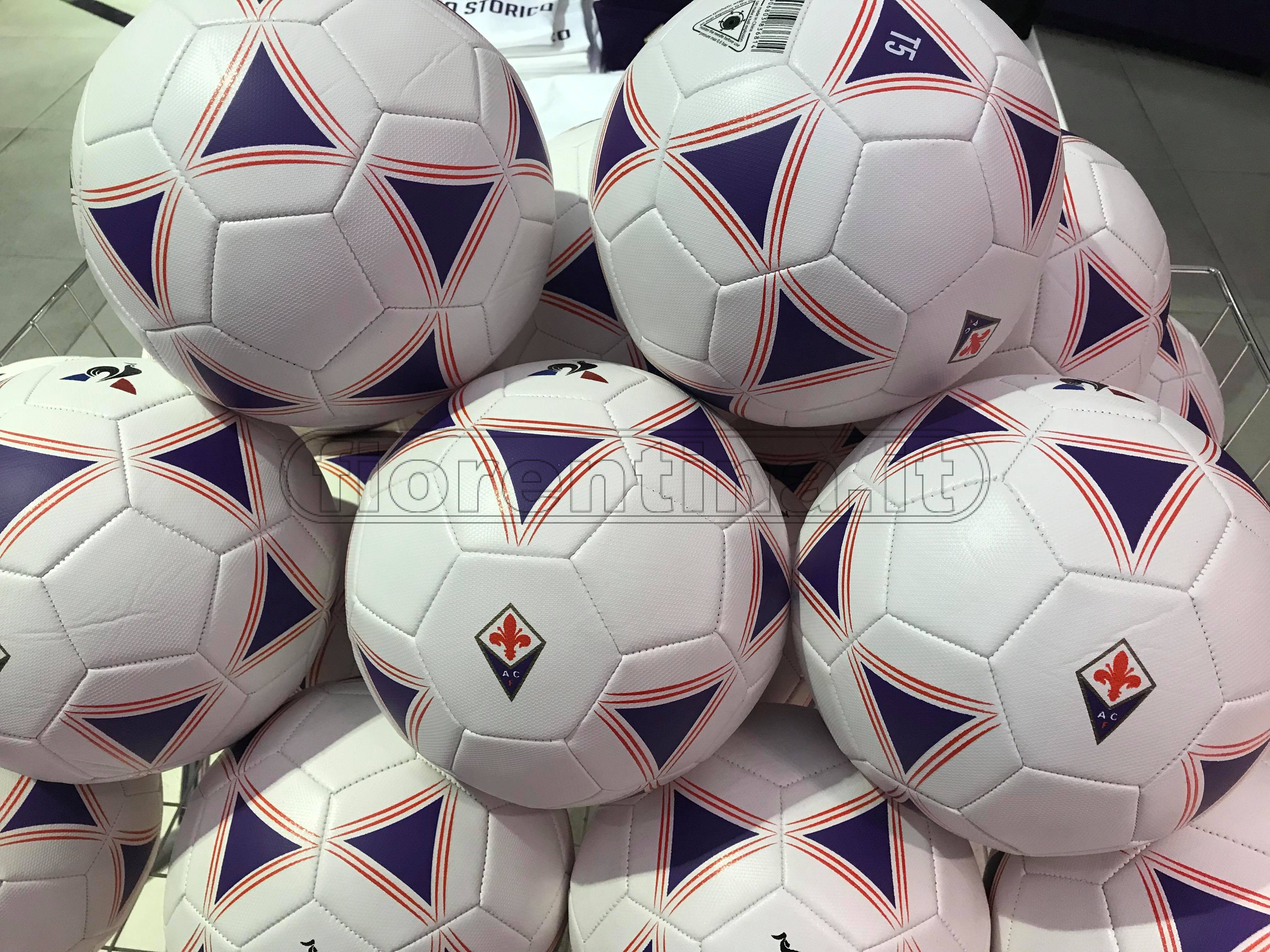Prove di normalità. Intanto al centro sportivo viola tornano divise e palloni