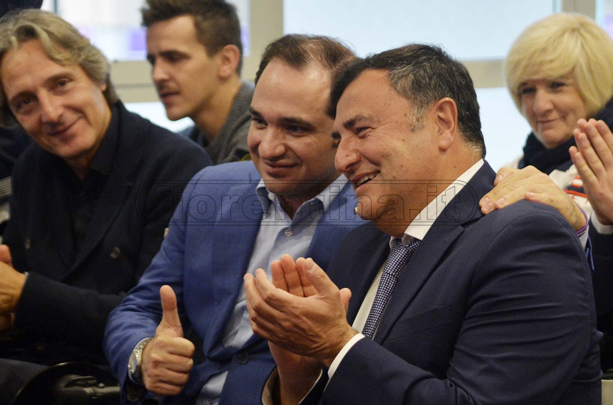 Barone "mostra" Commisso. E i tifosi cantano: "Rocco portaci in Europa" (Video)