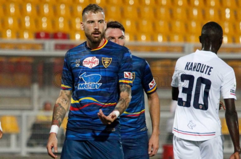 La probabile formazione del Lecce: pochi dubbi. Ballottaggio in attacco