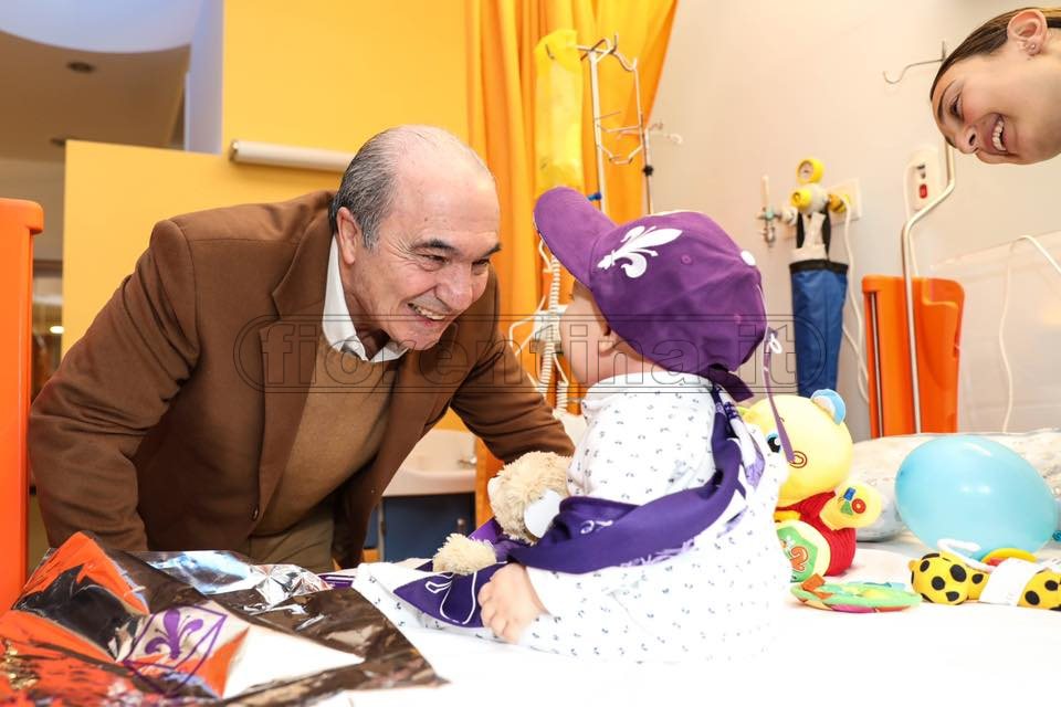 Commisso e la Fiorentina stamani in visita al Meyer per donare regali e sorrisi