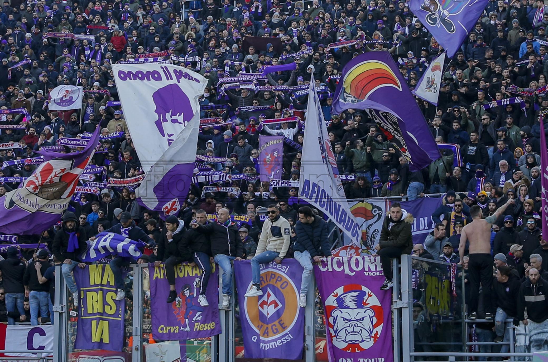 BOLOGNA - ITALY, 06-01-20 -FOTO DI CASTALDI / SILPRESS - 18° GIORNATA DI CAMPIONATO SERIE A TIM - STADIO RENATO DALL’ARA - BOLOGNA VS FIORENTINA, NELLA FOTO: TIFOSI DELLA FIOORENTINA IN TRASFERTA A BOLOGNA