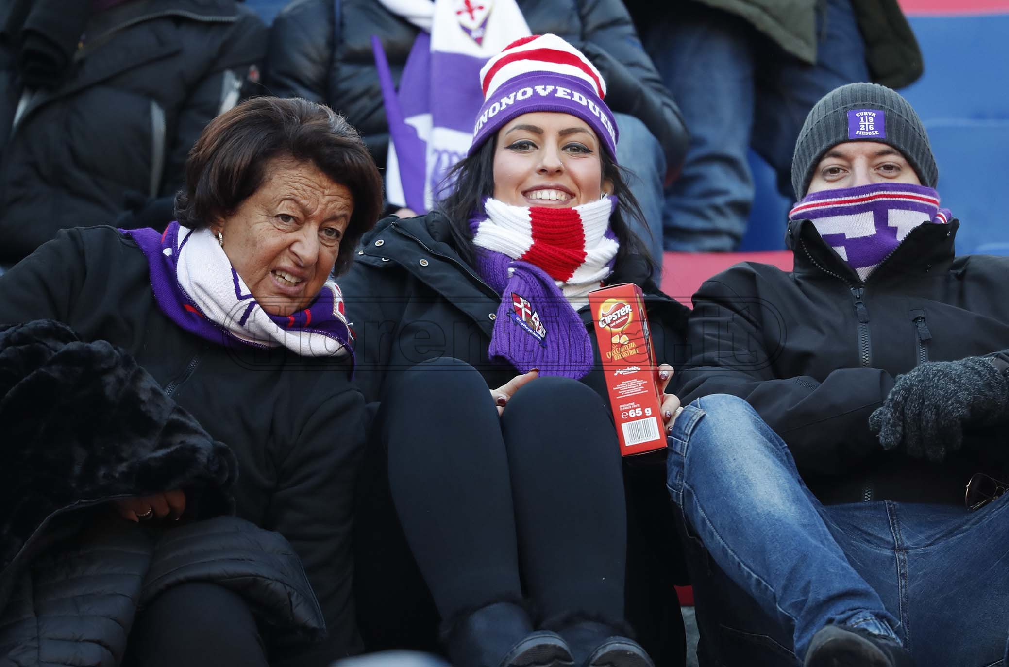 BOLOGNA - ITALY, 06-01-20 -FOTO DI CASTALDI / SILPRESS - 18° GIORNATA DI CAMPIONATO SERIE A TIM - STADIO RENATO DALL’ARA - BOLOGNA VS FIORENTINA, NELLA FOTO: TIFOSI DELLA FIOORENTINA IN TRASFERTA A BOLOGNA