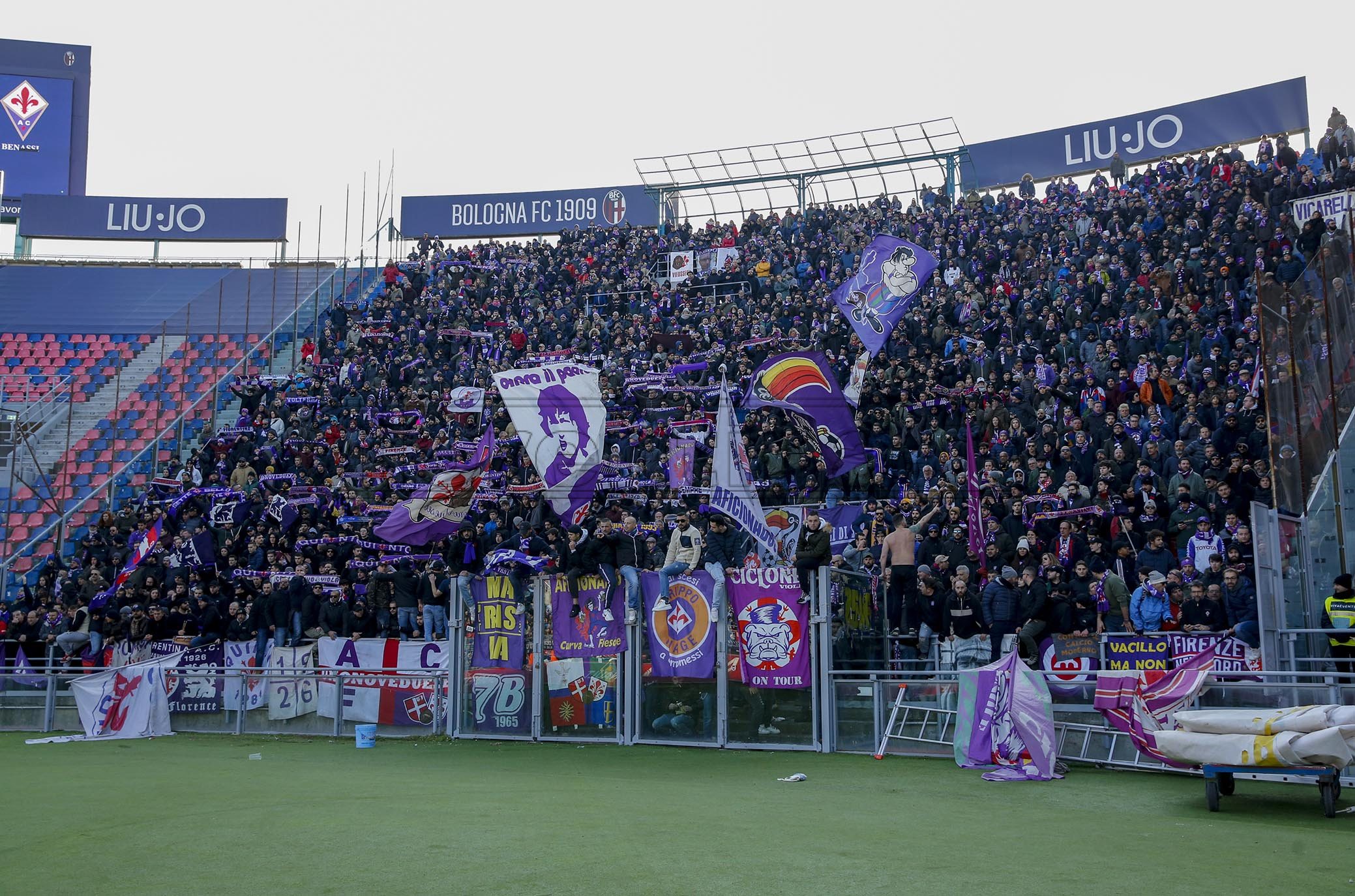 BOLOGNA - ITALY, 06-01-20 -FOTO DI CASTALDI / SILPRESS - 18° GIORNATA DI CAMPIONATO SERIE A TIM - STADIO RENATO DALL’ARA - BOLOGNA VS FIORENTINA, NELLA FOTO: TIFOSI DELLA FIOORENTINA IN TRASFERTA A BOLOGNA