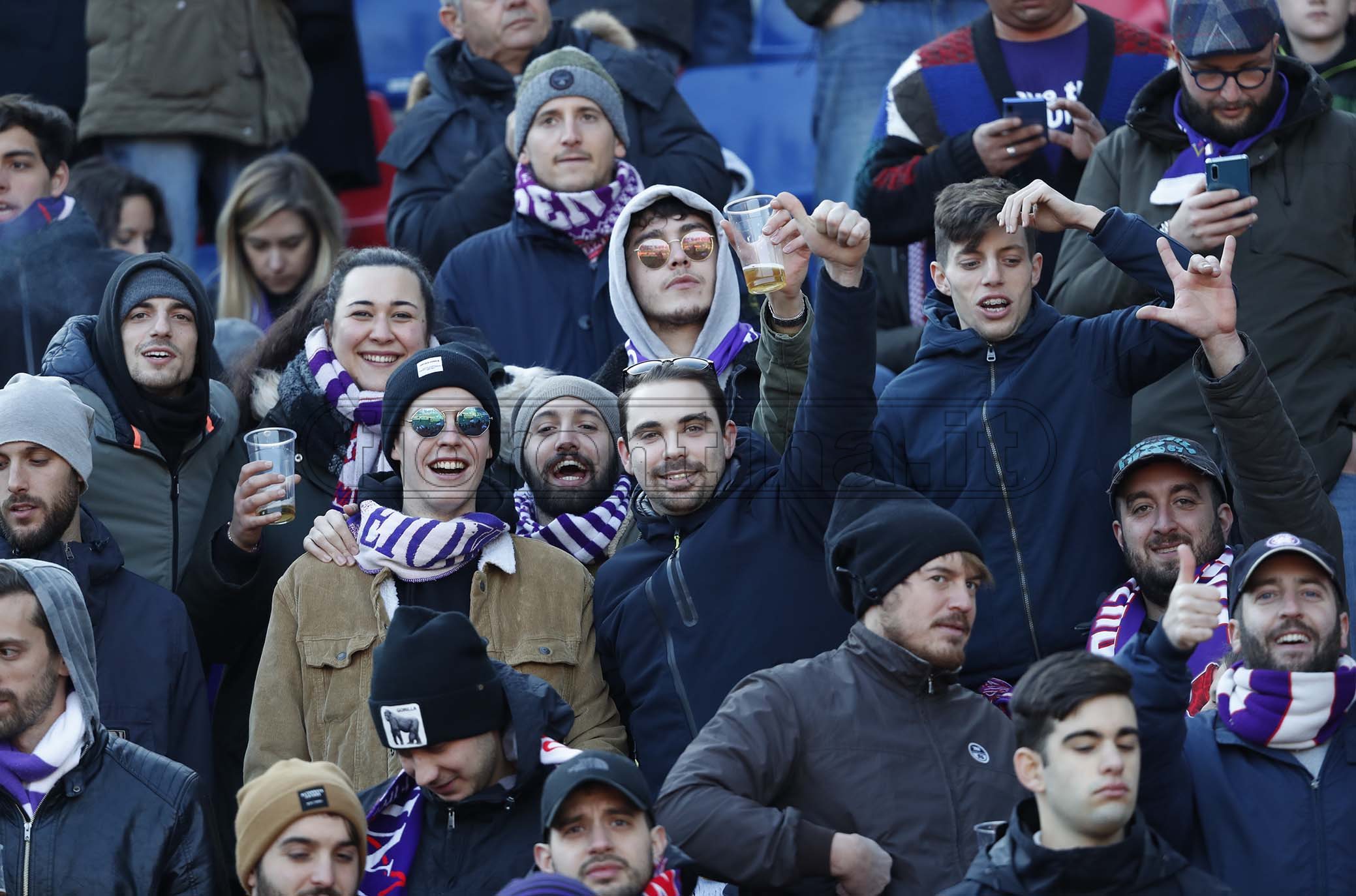 BOLOGNA - ITALY, 06-01-20 -FOTO DI CASTALDI / SILPRESS - 18° GIORNATA DI CAMPIONATO SERIE A TIM - STADIO RENATO DALL’ARA - BOLOGNA VS FIORENTINA, NELLA FOTO: TIFOSI DELLA FIOORENTINA IN TRASFERTA A BOLOGNA