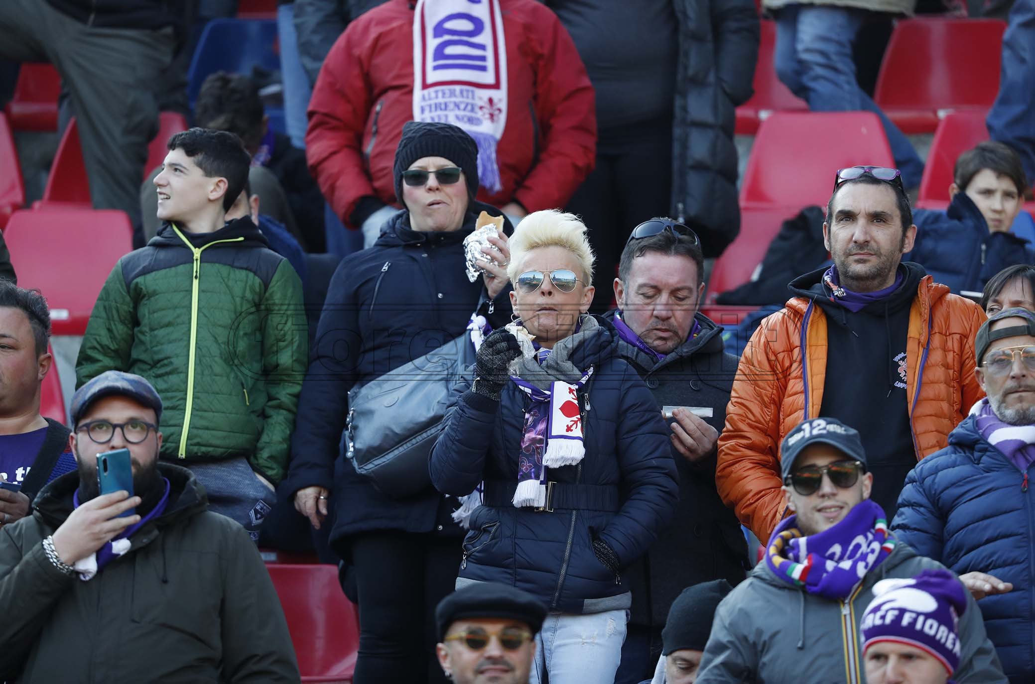 BOLOGNA - ITALY, 06-01-20 -FOTO DI CASTALDI / SILPRESS - 18° GIORNATA DI CAMPIONATO SERIE A TIM - STADIO RENATO DALL’ARA - BOLOGNA VS FIORENTINA, NELLA FOTO: TIFOSI DELLA FIOORENTINA IN TRASFERTA A BOLOGNA