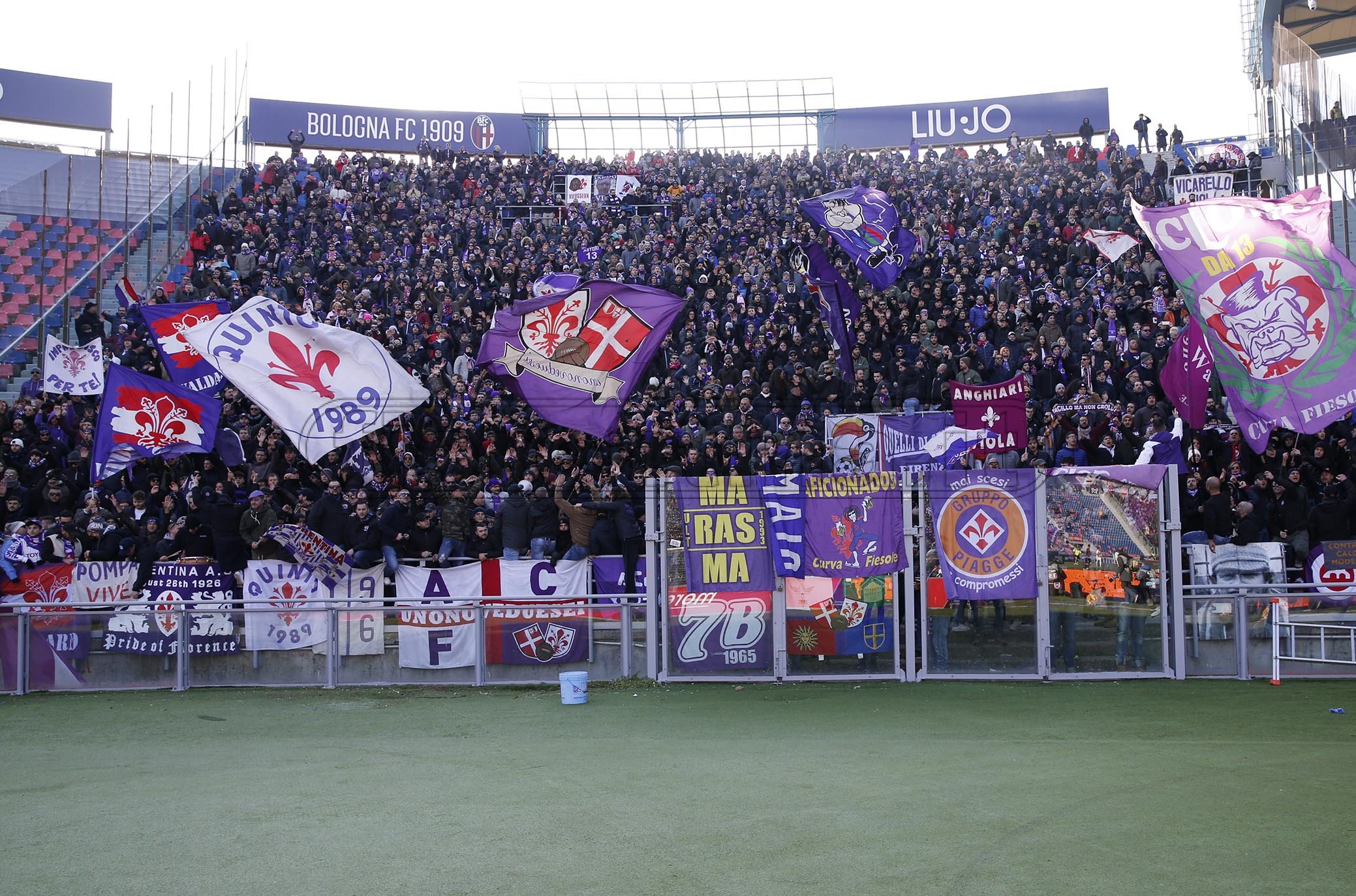 Bologna-Fiorentina, le immagini dei tifosi viola al Dall'Ara