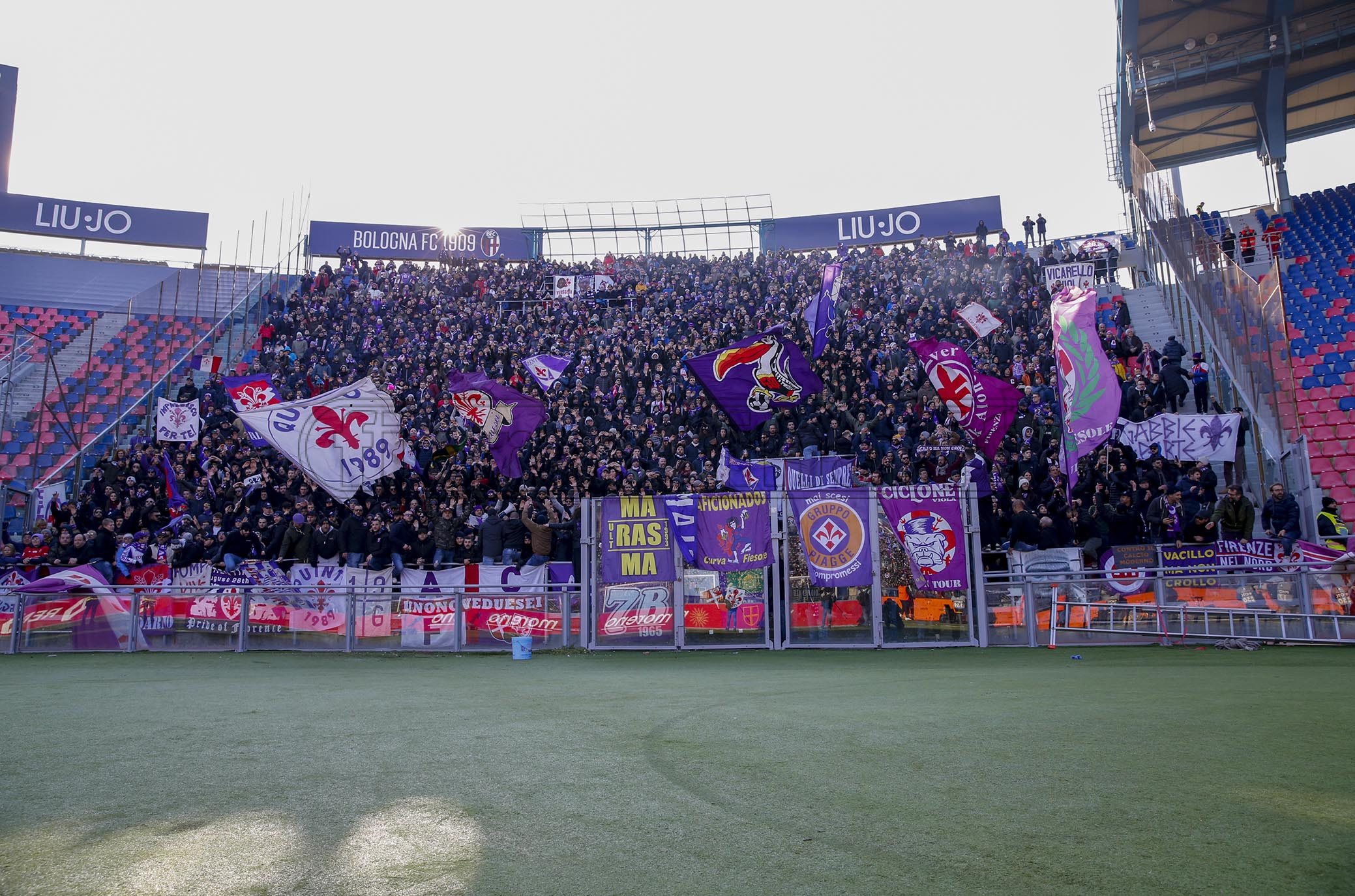 BOLOGNA - ITALY, 06-01-20 -FOTO DI CASTALDI / SILPRESS - 18° GIORNATA DI CAMPIONATO SERIE A TIM - STADIO RENATO DALL’ARA - BOLOGNA VS FIORENTINA, NELLA FOTO: TIFOSI DELLA FIOORENTINA IN TRASFERTA A BOLOGNA
