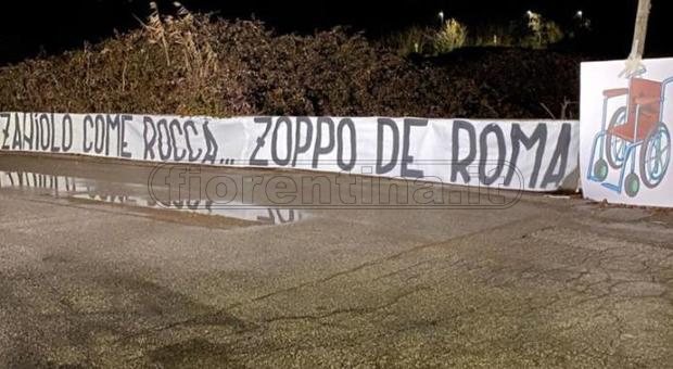 Derby, striscione shock dei laziali contro Zaniolo: “Come Rocca, zoppo de Roma”
