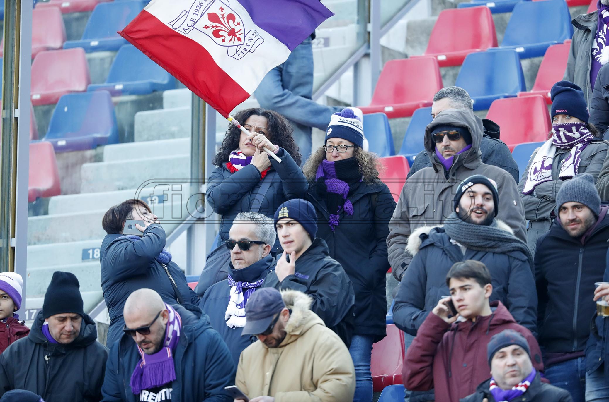 BOLOGNA - ITALY, 06-01-20 -FOTO DI CASTALDI / SILPRESS - 18° GIORNATA DI CAMPIONATO SERIE A TIM - STADIO RENATO DALL’ARA - BOLOGNA VS FIORENTINA, NELLA FOTO: TIFOSI DELLA FIOORENTINA IN TRASFERTA A BOLOGNA