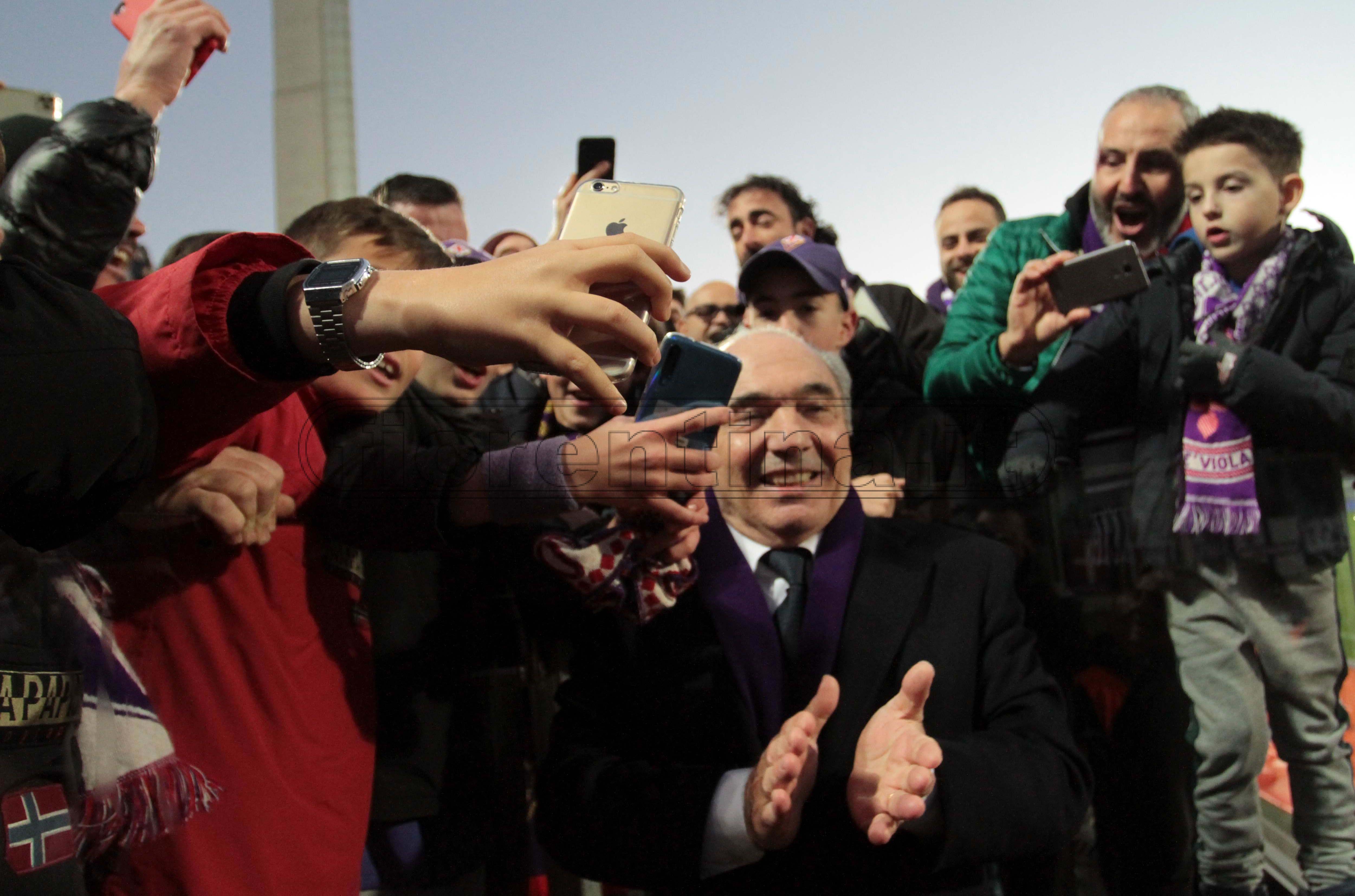 Commisso saluta i tifosi viola all'esterno della tribuna (FOTO VI.IT)