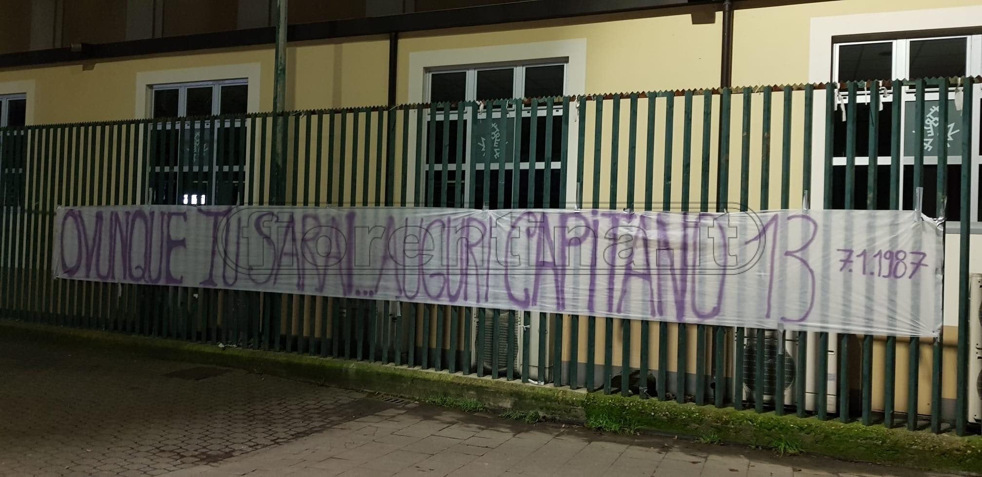 Striscione al Franchi: 'Auguri Capitano'. Domani Astori avrebbe compiuto 33 anni (FOTO VI.IT)