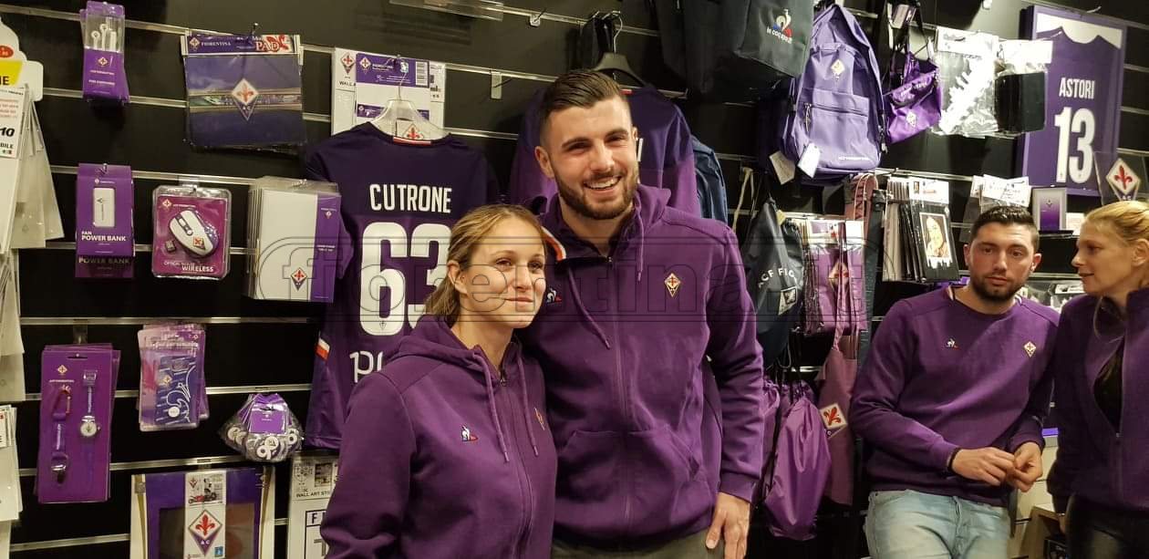 Sessione autografi, Cutrone e Bonetti incontrano i tifosi al Fiorentina Store (FOTO/VIDEO VI.IT)