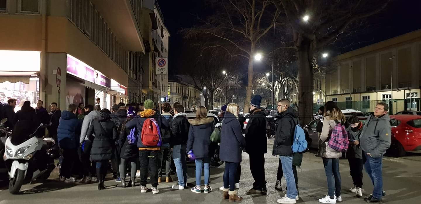 Circa 100 tifosi in attesa di Cutrone e Bonetti al Fiorentina Store (FOTO VI.IT)