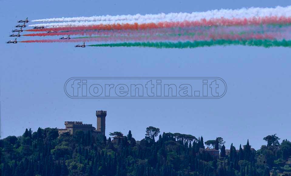 Le frecce tricolore sfilano nel cielo di Firenze (FOTO VI.IT)