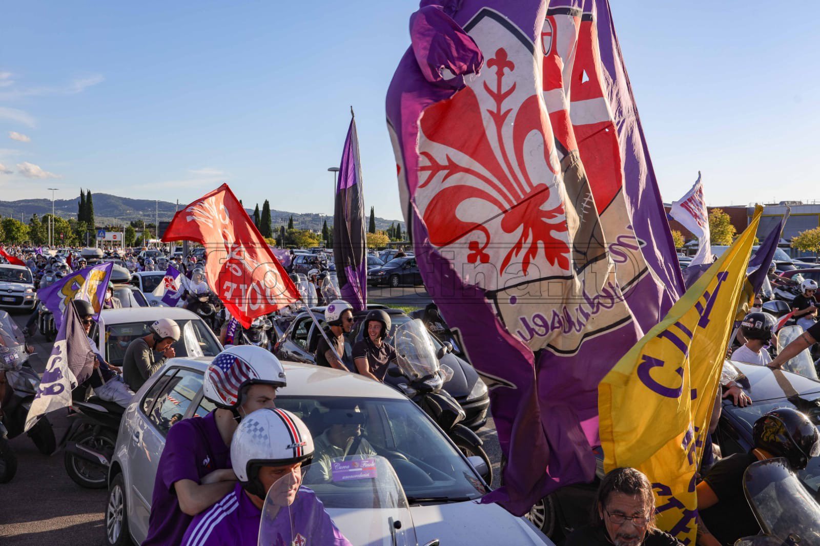 I tifosi fanno sentire la loro vicinanza alla squadra. Viola scortati dall'hotel allo stadio