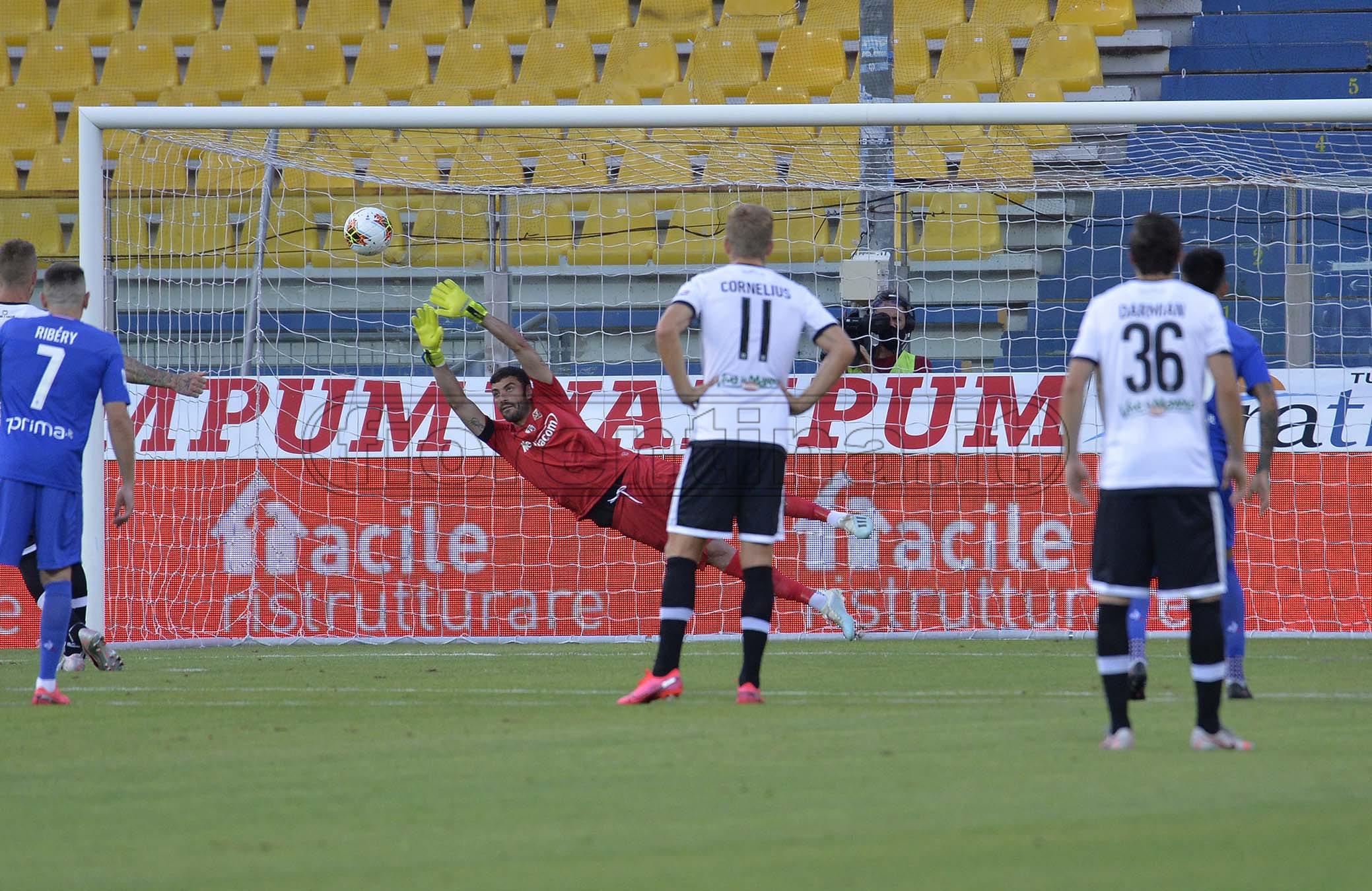 Parma-Fiorentina a confronto: difese colabrodo. Viola pochi km, e pochi tiri/gol
