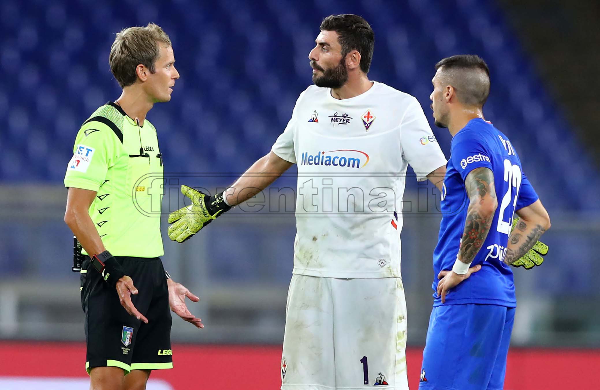 Chiffi, errore tecnico clamoroso. Tocca lui il pallone nell'azione del secondo rigore (FOTO)