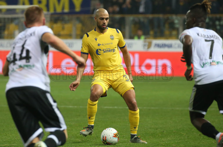 Amrabat espulso nella sua ultima col Verona, salterà la prima con la Fiorentina