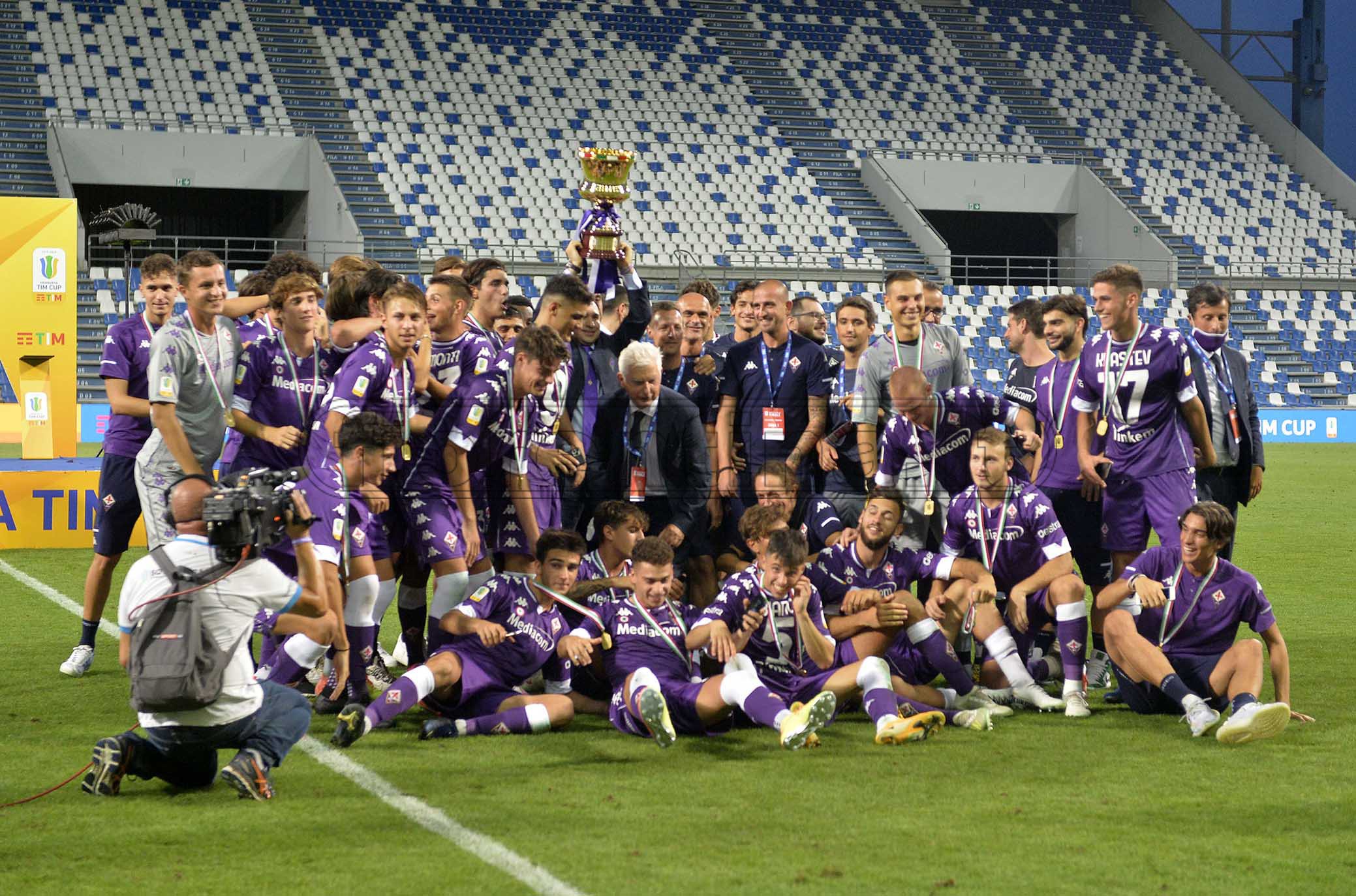 Primavera, continuano i festeggiamenti. Oggi in posa con la coppa al Franchi (FOTO)