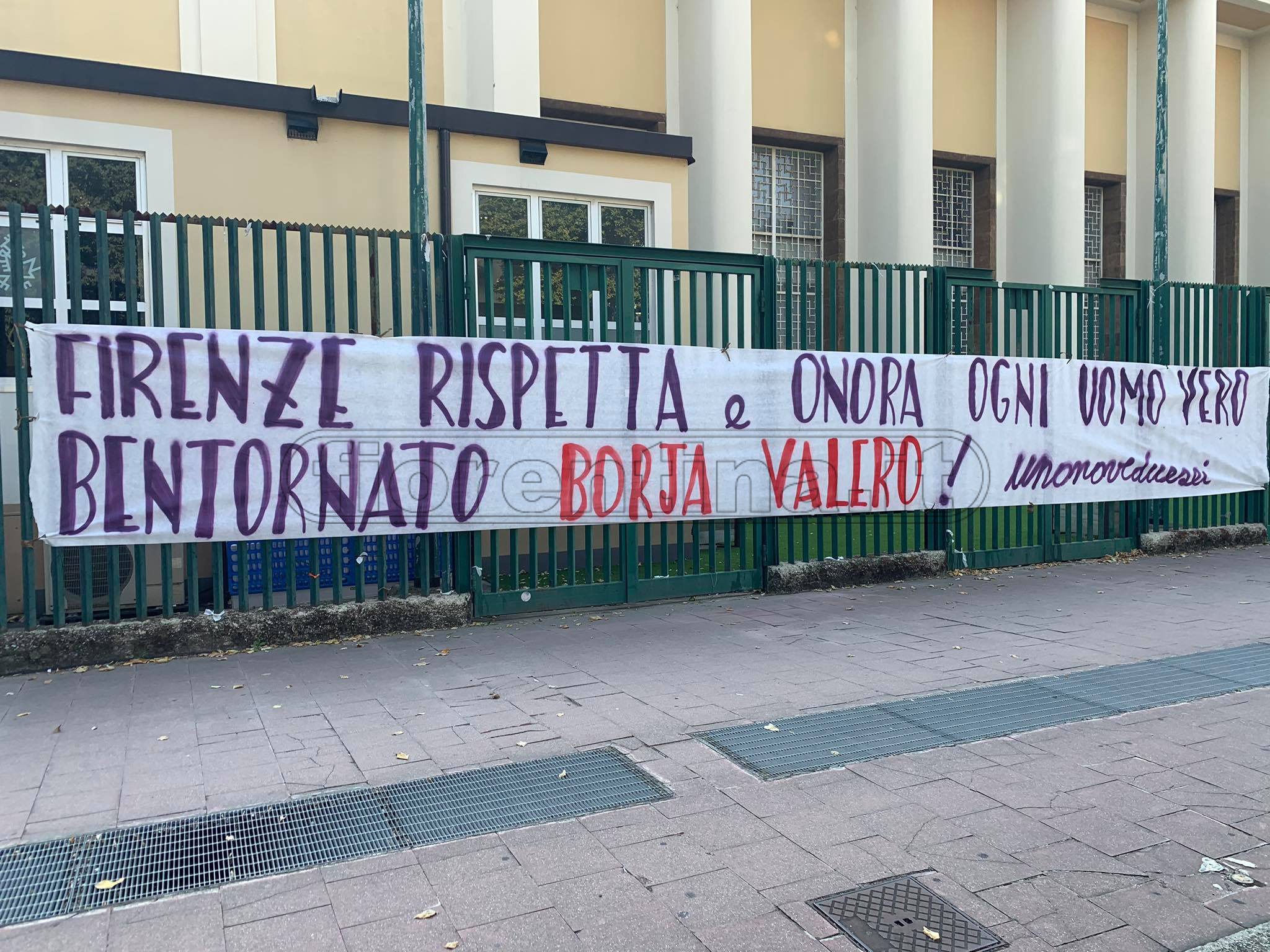 Striscione per Borja Valero: "Firenze rispetta e onora ogni uomo vero" (FOTO VI.IT)
