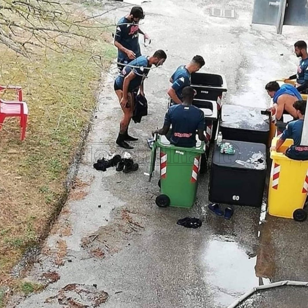 Napoli, crioterapia dei giocatori nei bidoni dell'immondizia. La risposta della società...