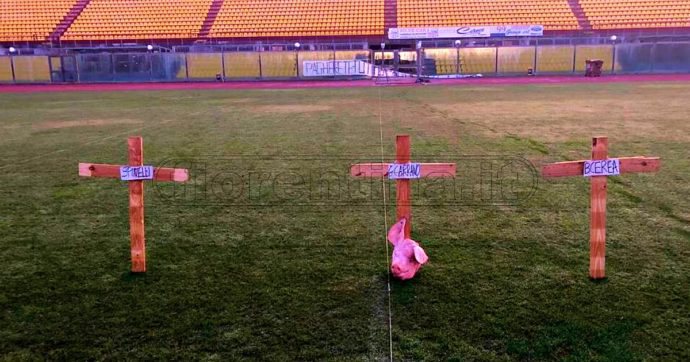 Macabra scena a Livorno: tre croci e una testa di maiale rinvenute sul campo del Picchi
