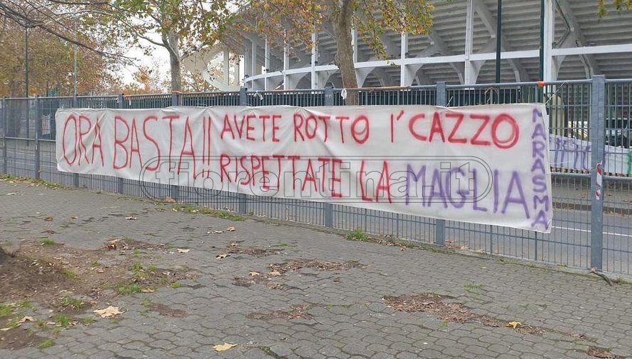 Nuovo striscione fuori dal Franchi: "Ora basta, avete rotto! Rispettate la maglia" (FOTO)