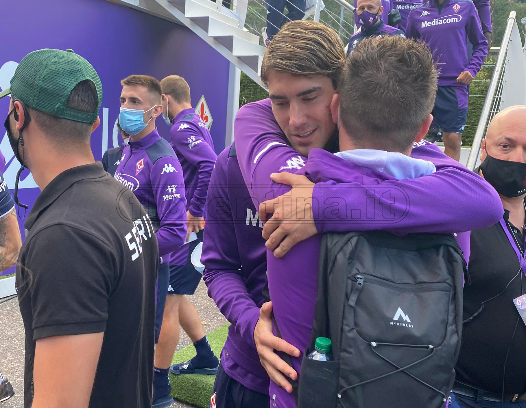 I giocatori della Fiorentina salutano i tifosi a Moena (FOTO VI.IT)