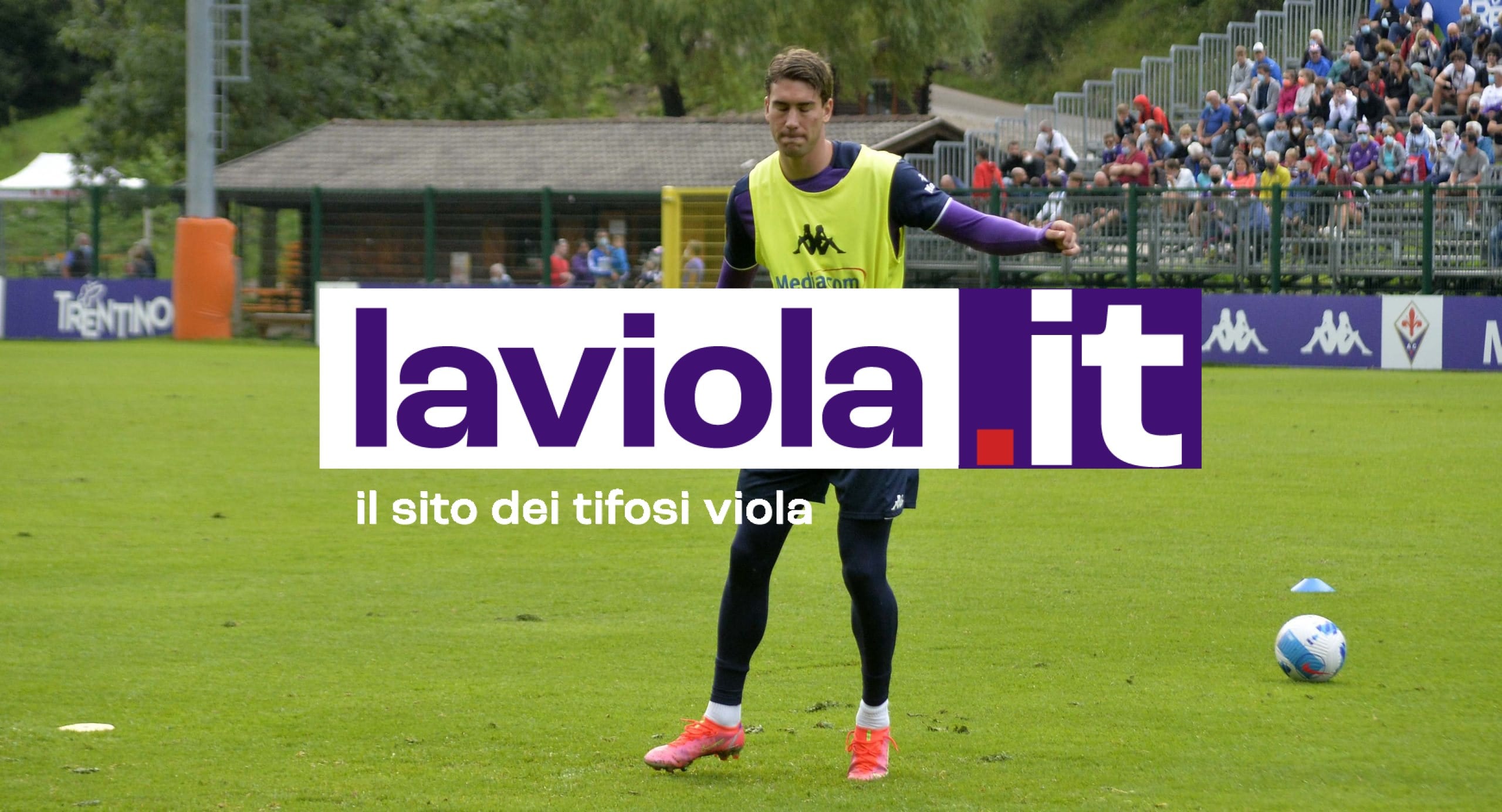 Vlahovic palleggia con un giovane raccattapalle prima dell'amichevole  (VIDEO VI.IT)