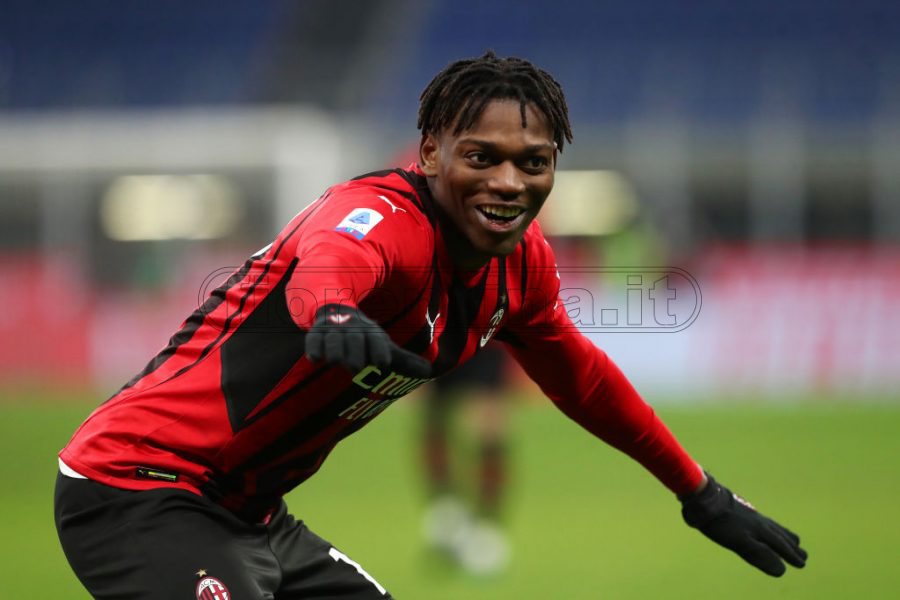 Milan, Leao ammonito durante la sfida con l'Atalanta: era diffidato, salta la Fiorentina