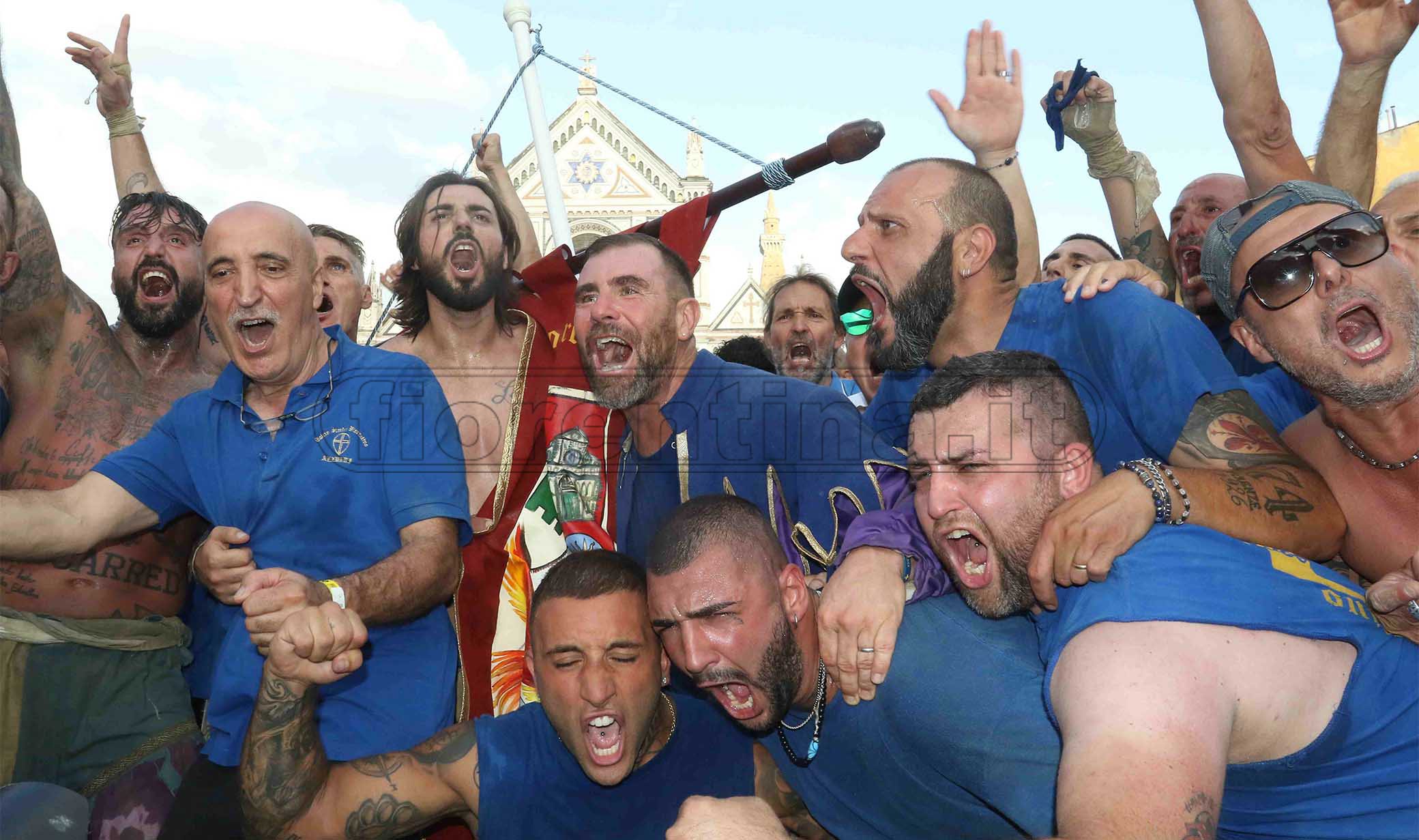 Calcio Storico, gli Azzurri di Santa Croce trionfano in finale. Battuti i Rossi