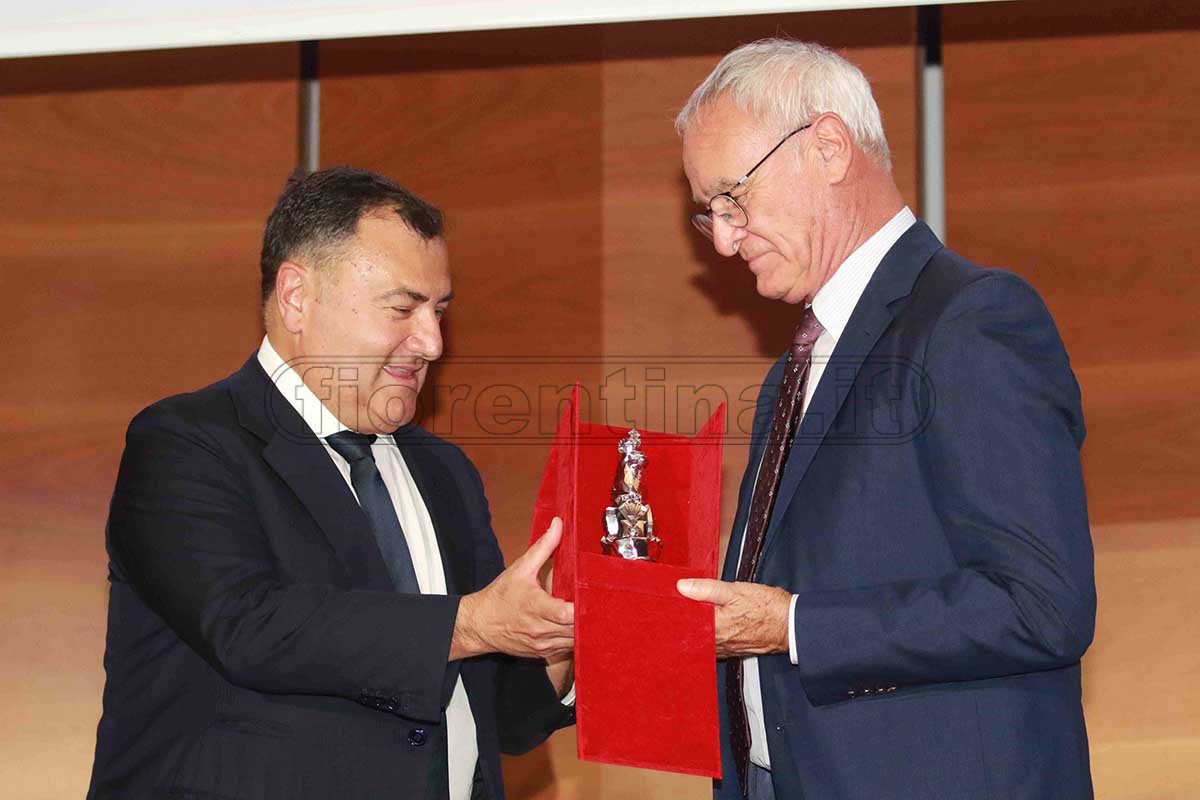 Impresa di Ranieri: vittoria al 94' a Bari e Cagliari promosso. Il Verona resta in Serie A: battuto 3-1 lo Spezia