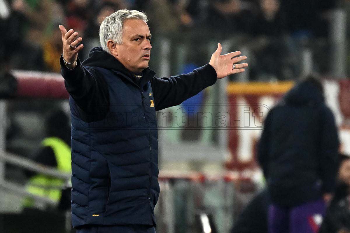 Roma, clamoroso Mourinho: "Valuto azioni legali contro il quarto uomo Serra"