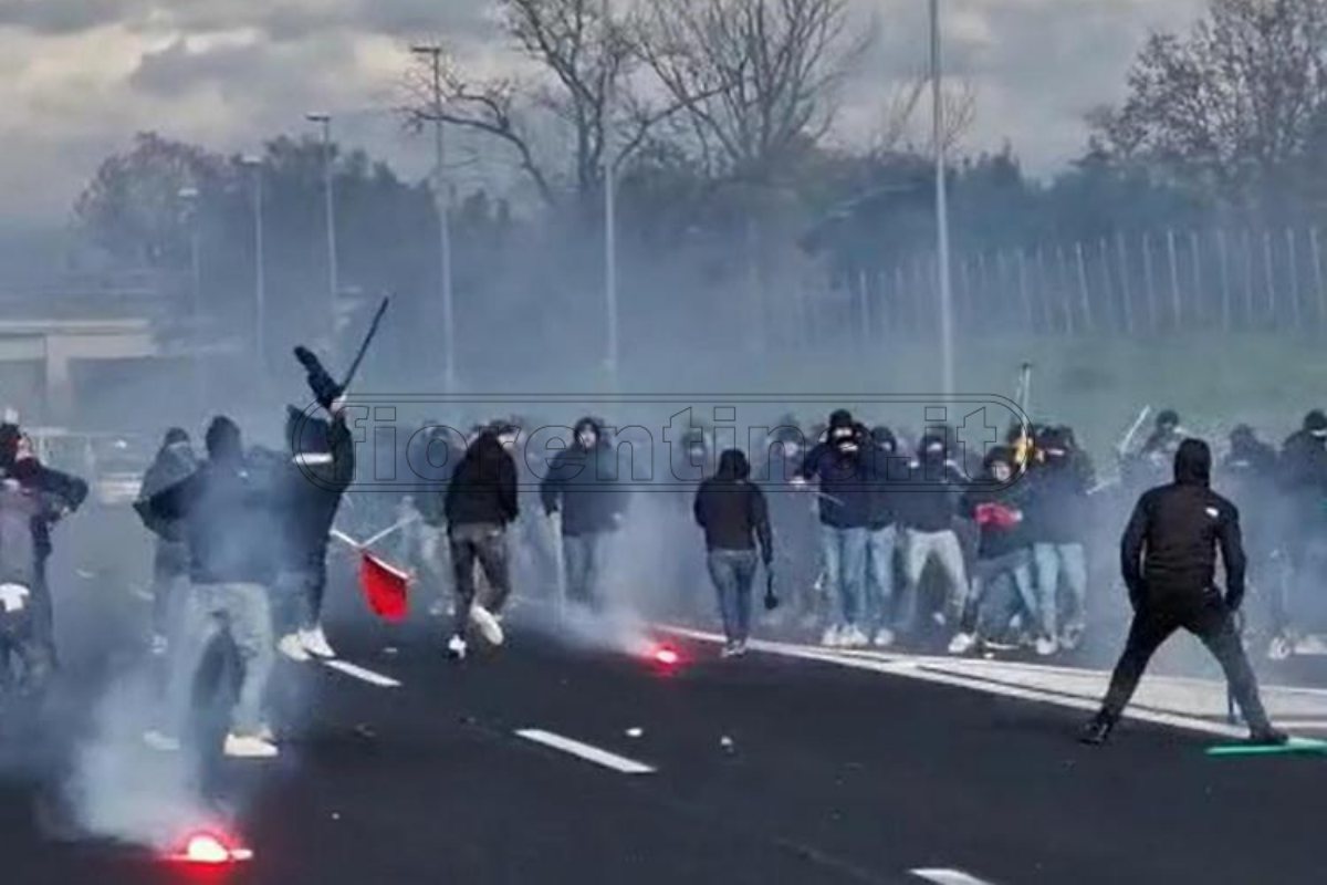 Scontri tra tifosi: primi indagati per la maxi-rissa. E scattano i Daspo