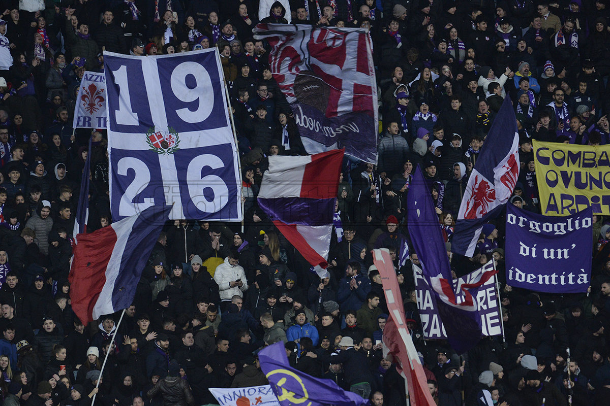 Dal centro sportivo: confronto tra i calciatori della Fiorentina ed un piccolo gruppo di tifosi viola