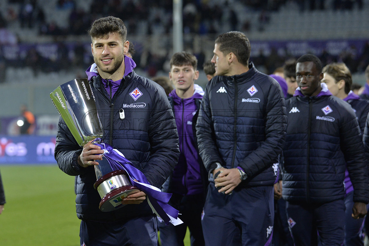 Giro d'onore nel prepartita per la Primavera viola con la Supercoppa (FOTO VI.IT)