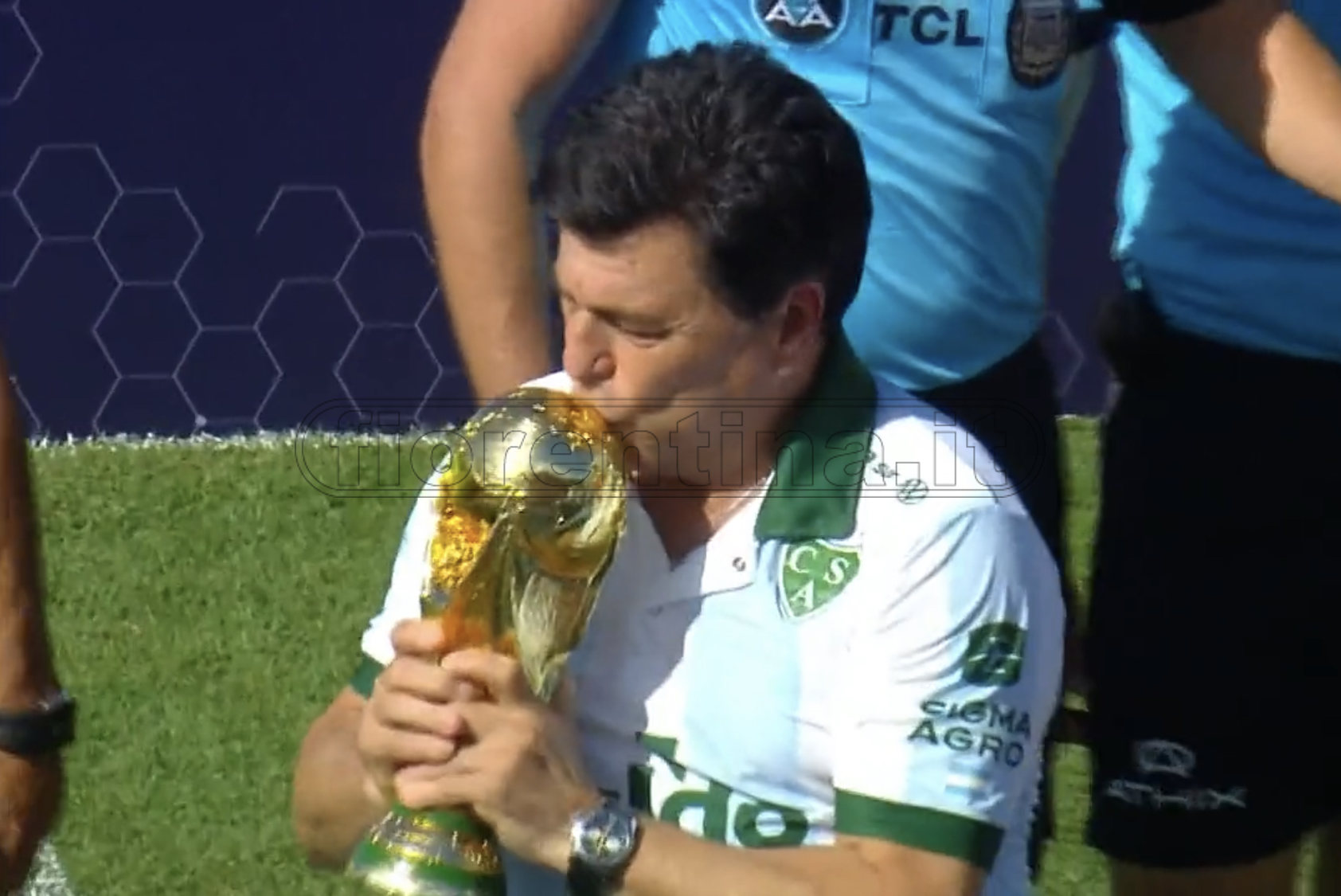 Ex Viola, Passarella omaggiato con la Coppa del Mondo prima di Sarmiento-Barracas Central (VIDEO)