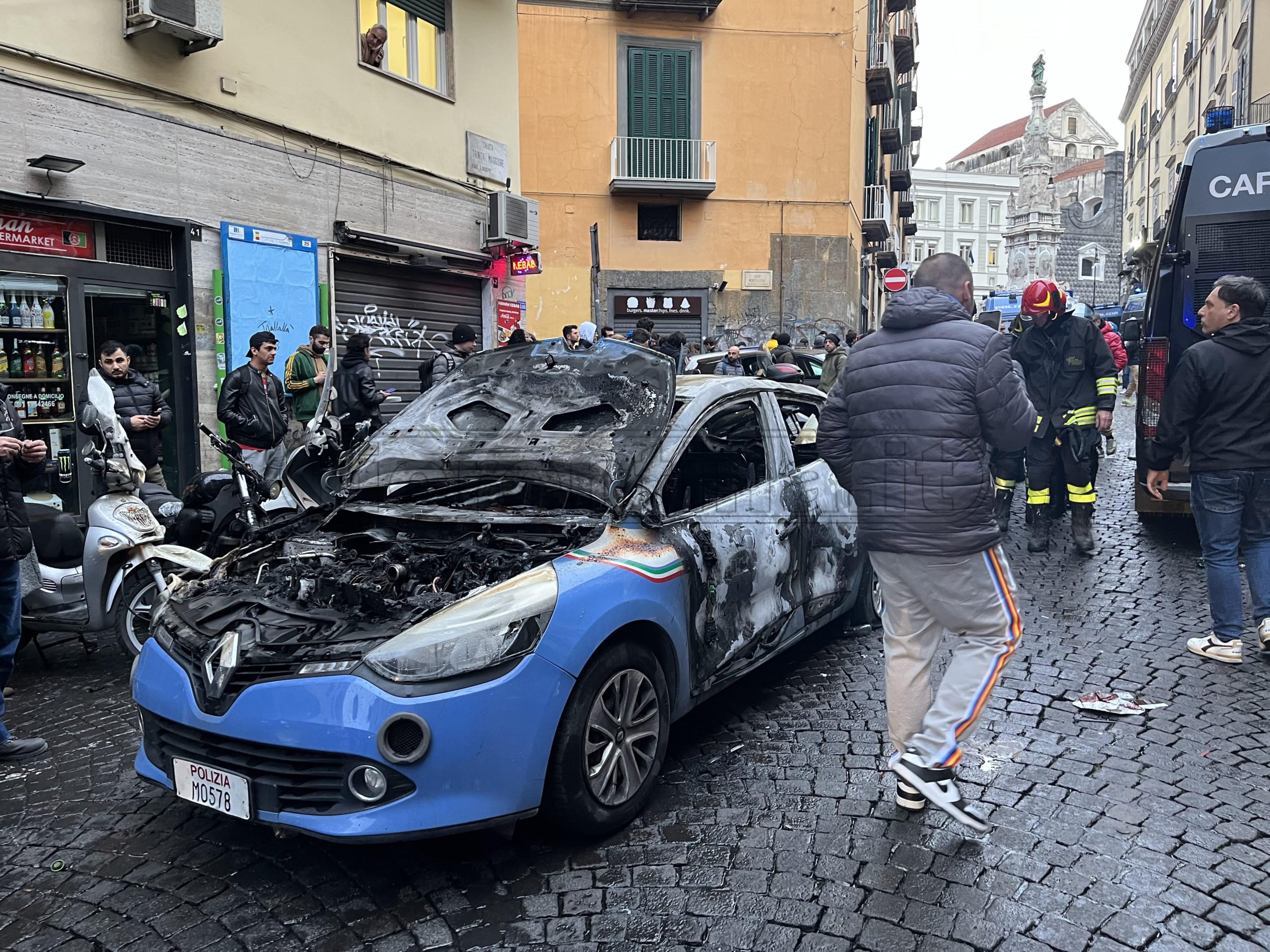 Napoli-Eintracht: tifosi tedeschi devastano il centro, in fiamme anche macchina della polizia (VIDEO)