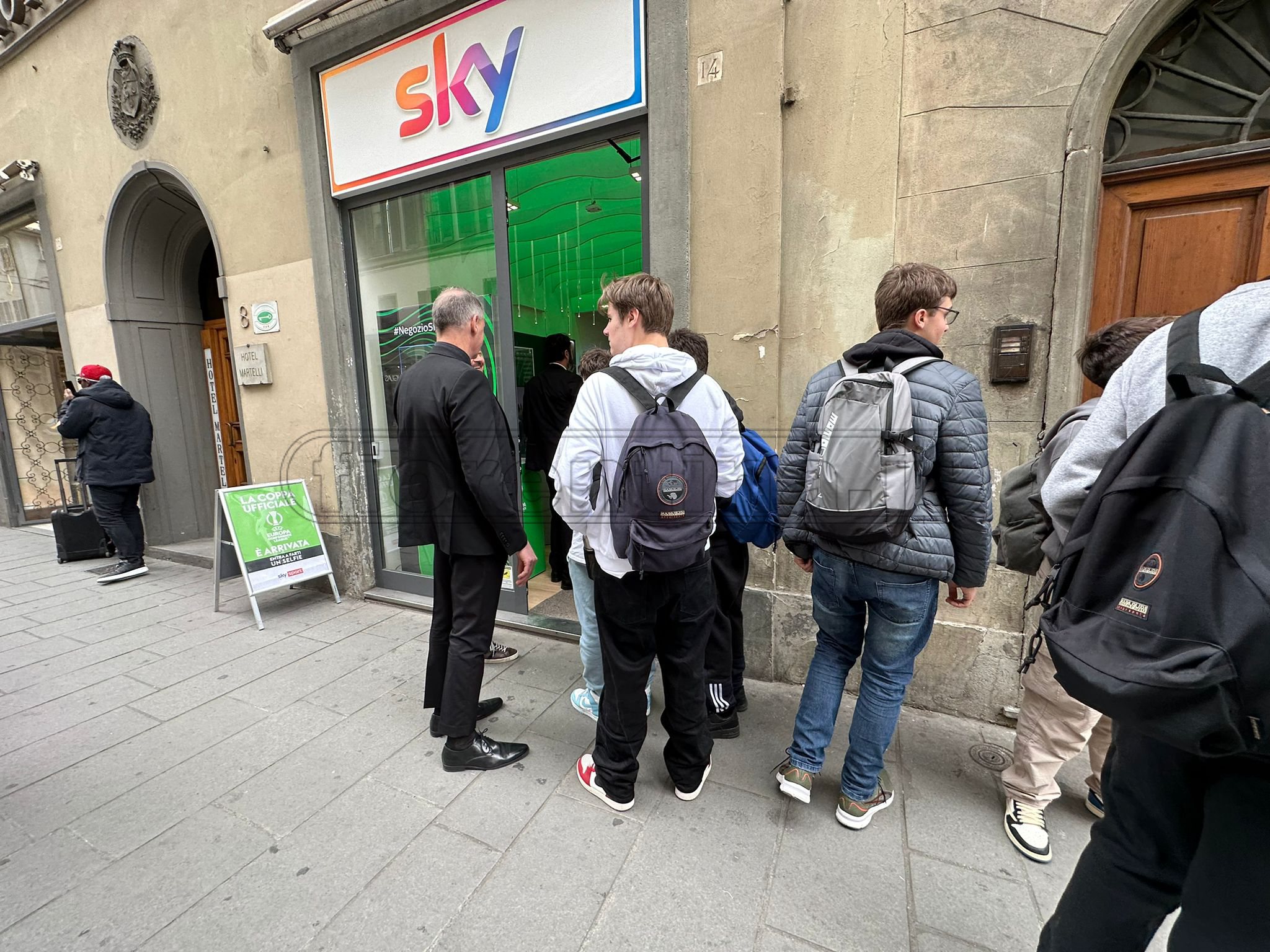 Conference League, a Firenze tutti in fila nel negozio Sky per un selfie con la coppa (FOTO)