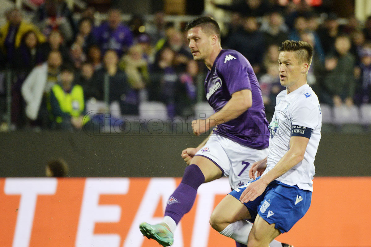 Jovic, ancora avulso dal resto della Fiorentina. Ma non è l'unico a deludere