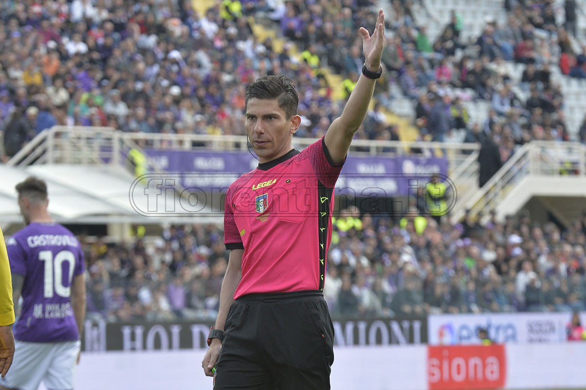 La Moviola del CorrSport: l’arbitro Dionisi gestisce male Nzola, poi esagera coi falli