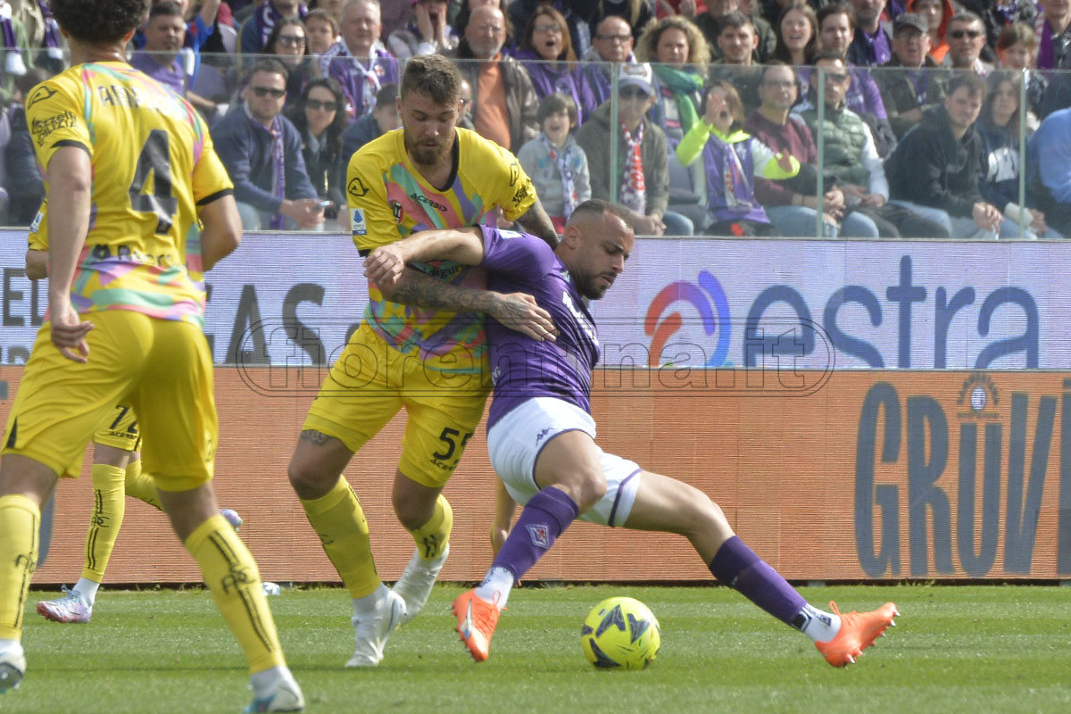 72% di possesso Fiorentina nella ripresa, 34 cross, ma è col ritmo e palla a terra che arrivano i pericoli. Ma i falli dello Spezia…
